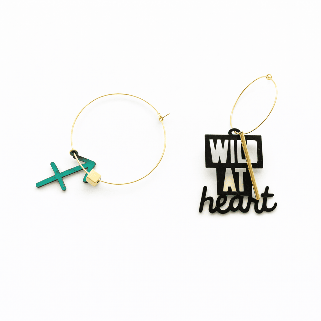 Boucles d’oreilles Sagittaire dorées, créoles dépareillées avec message Wild at heart.