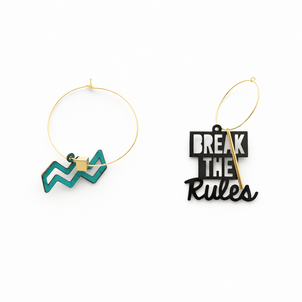 Boucles d’oreilles Verseau dorées, créoles dépareillées avec message Break the rules.