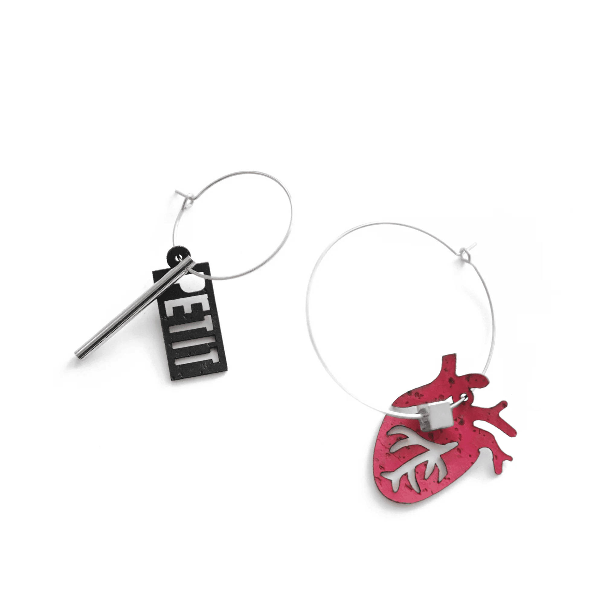 Paire de créoles asymétriques argenté avec charms "PETIT" noir et cœur anatomique rouge, fabriquées en France par Matcha Paris