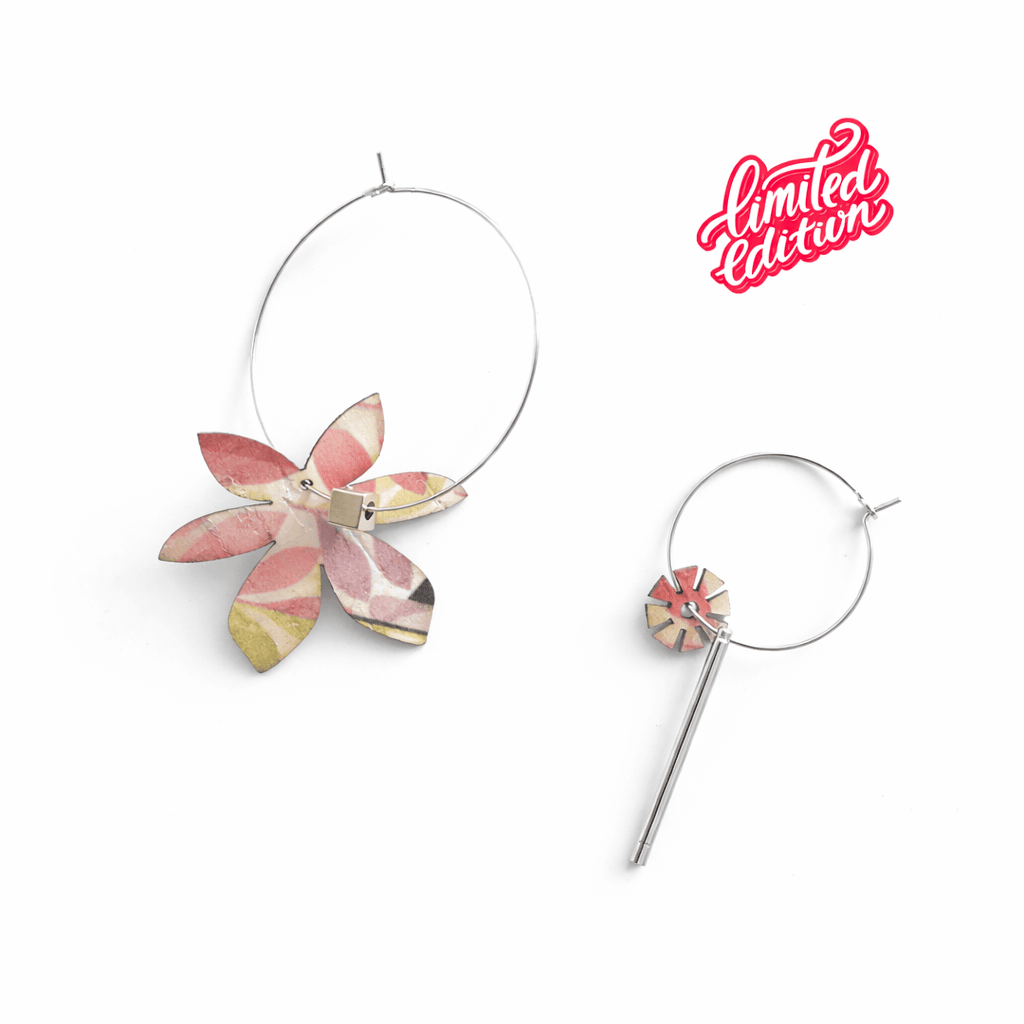 Une paire iconique et assumée.
Les boucles d’oreilles Brangelina Botanica jouent la carte du dépareillé avec élégance : une fleur graphique d’un côté, une ligne minimaliste de l’autre.
Inspirées du végétal, découpées avec précision, elles mêlent couleurs botaniques et formes franches pour un bijou qui ne passe jamais inaperçu.