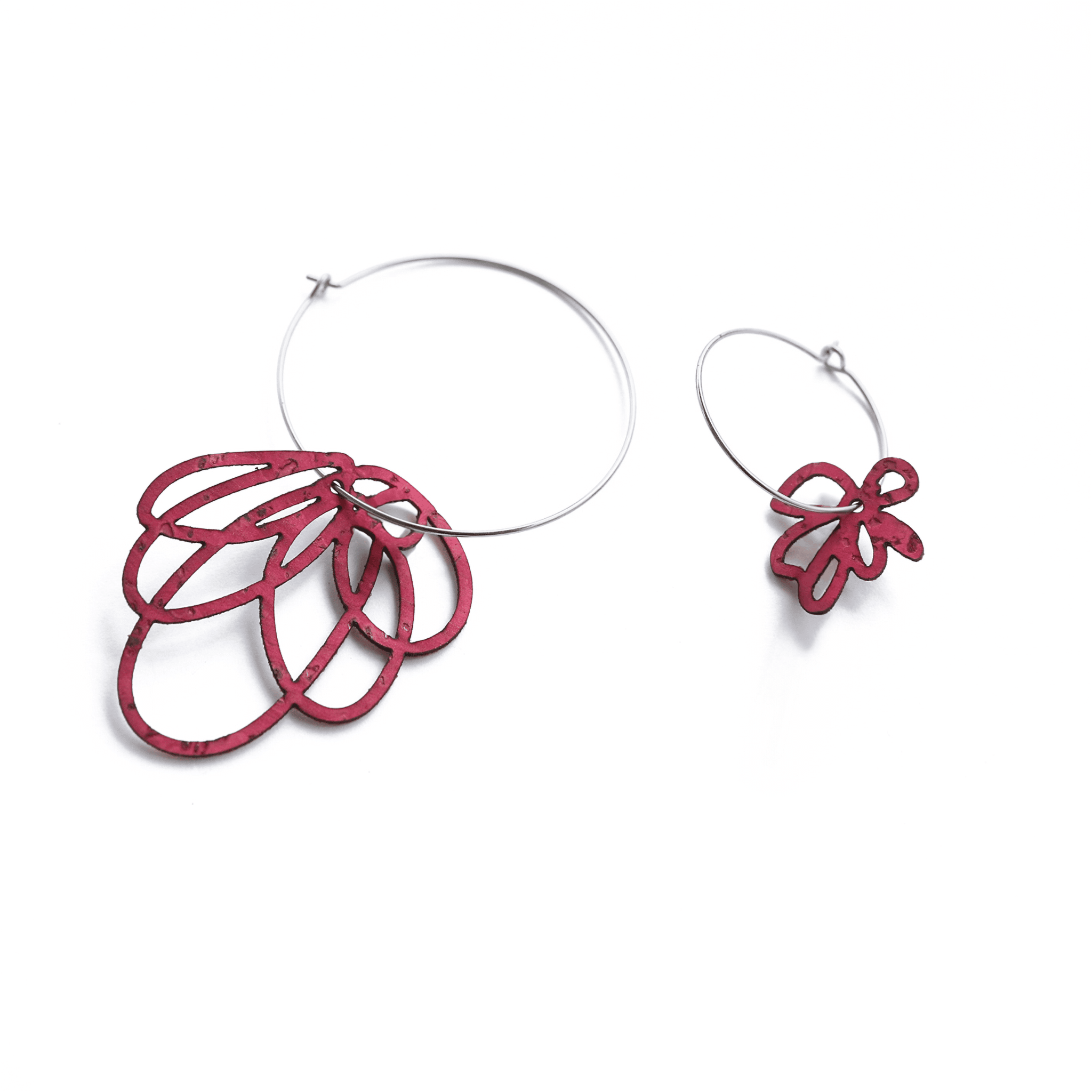 Boucles d oreilles fantaisie femme asymetriques avec creoles argent et breloques fleurs rouges bordeaux, bijou original artisanal style graphique et feminin