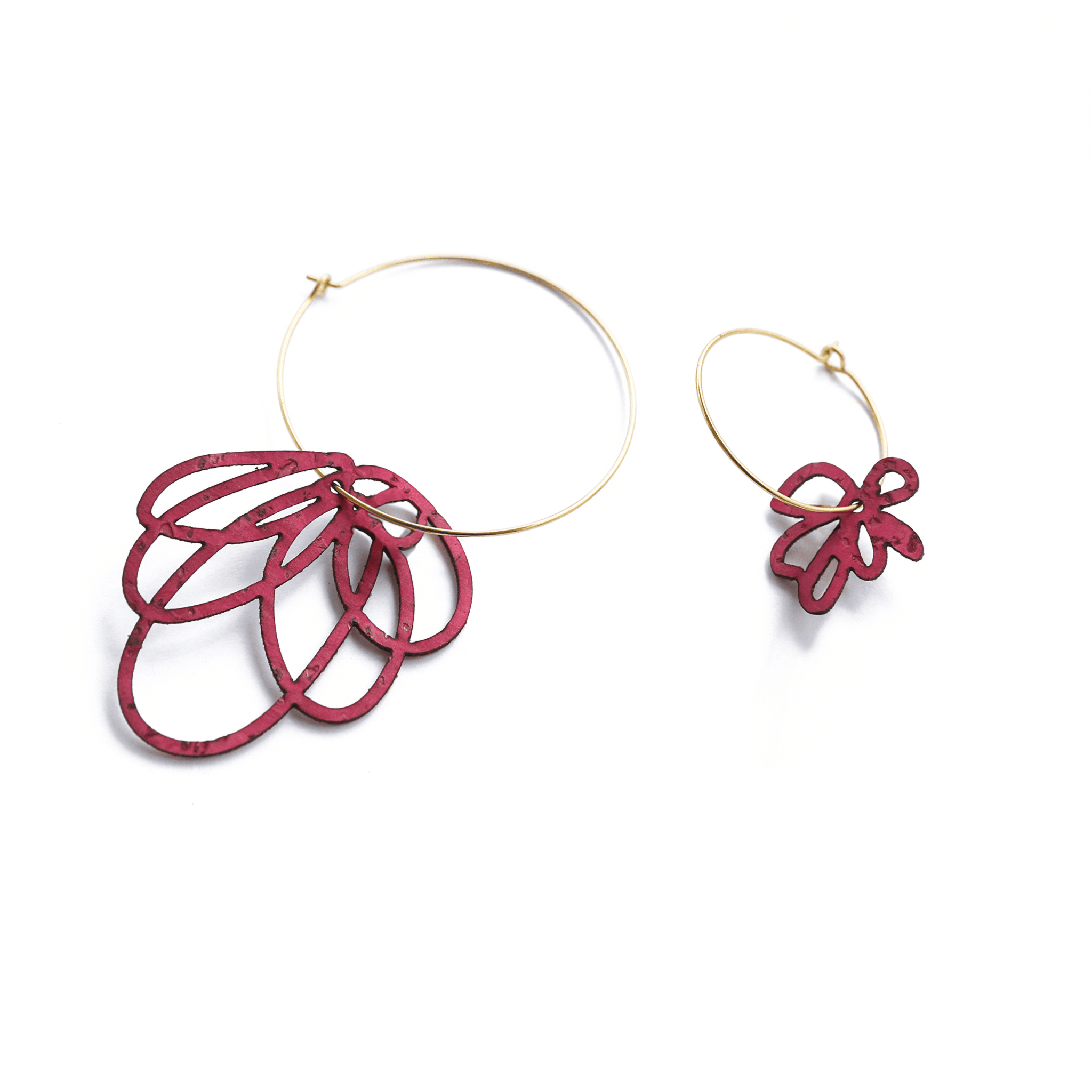 Boucles d oreilles fantaisie femme asymetriques avec creoles dorees et breloques fleurs rouge bordeaux, bijou original artisanal style graphique feminin