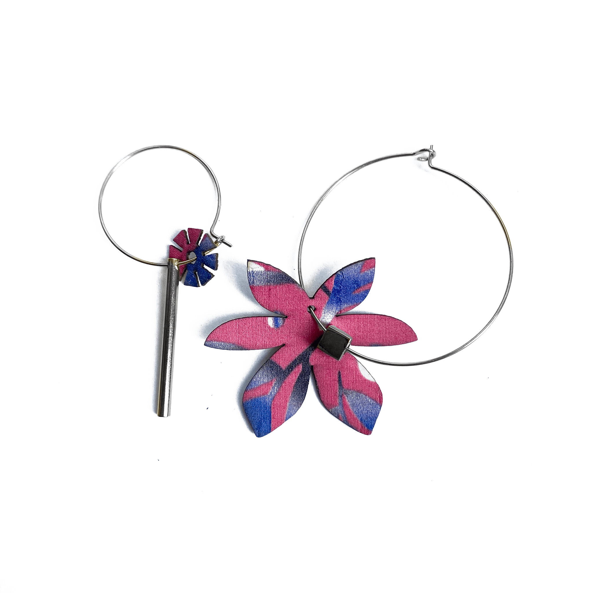 Créoles asymétriques Brangelina Bloom en édition limitée – boucles d’oreilles dépareillées artisanales avec motif floral rouge et bleu, fabriquées à la main en France - argent avec charms