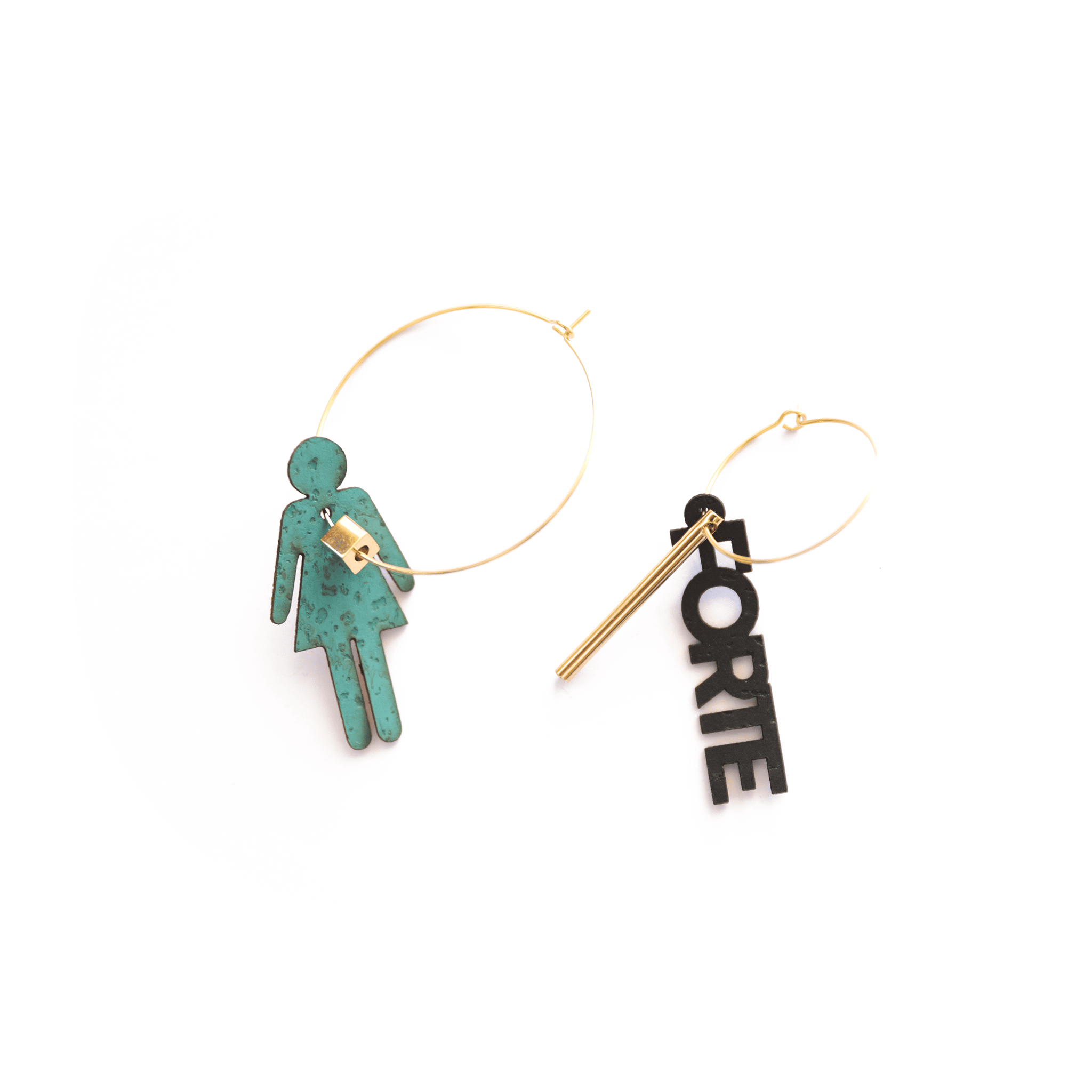 Paire de créoles dorées asymétriques : l’une avec une silhouette de femme en liège vert, l’autre avec le mot "FORTE" en lettres noires accompagné d’une barre dorée. Bijoux éthiques fabriqués en France, affirmant la force et la liberté féminine.