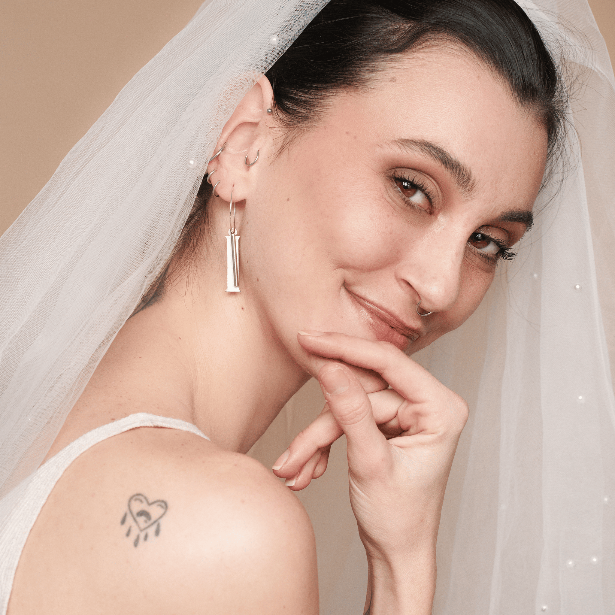 Détails raffinés des créoles "I DO" - Un accessoire de mariage indispensable