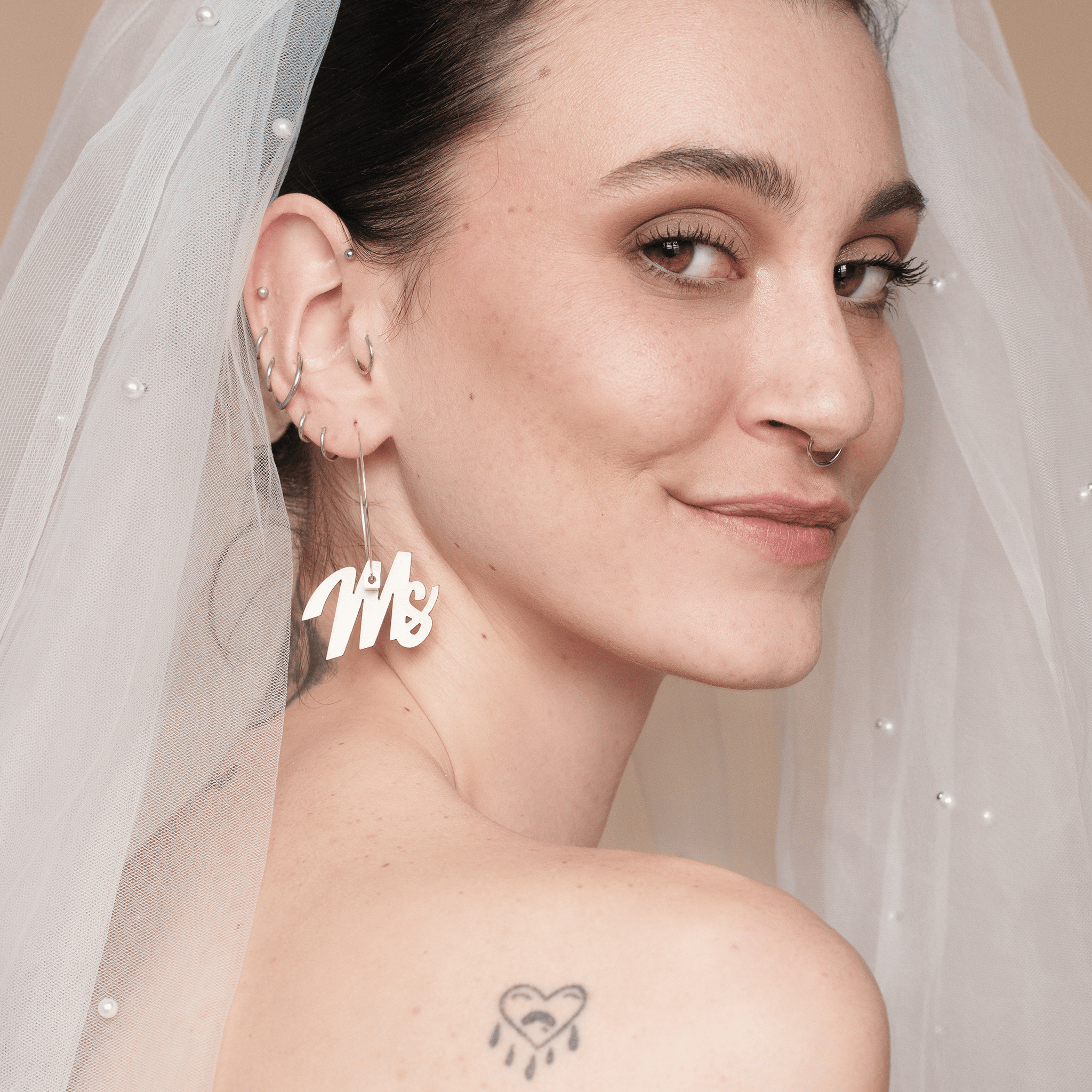 Détails raffinés des créoles "Mr & Mrs" - Un symbole d'union