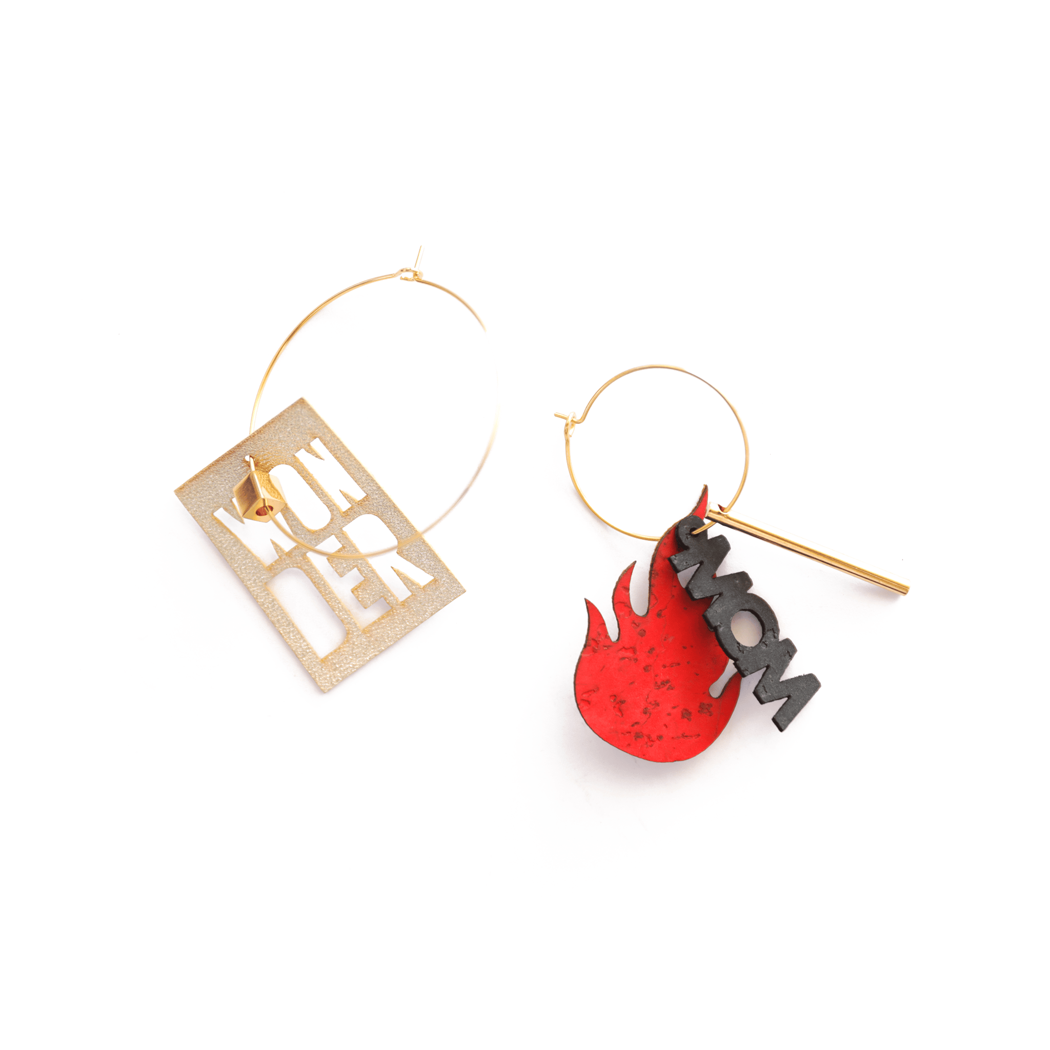 Paire de créoles dorées asymétriques : l’une avec une breloque dorée (cuir de maïs) perforée du mot "WONDER", l’autre avec une flamme rouge, le mot "MOM" en liège noir et une barre dorée. Bijoux faits main en France, pour célébrer la puissance des mères.