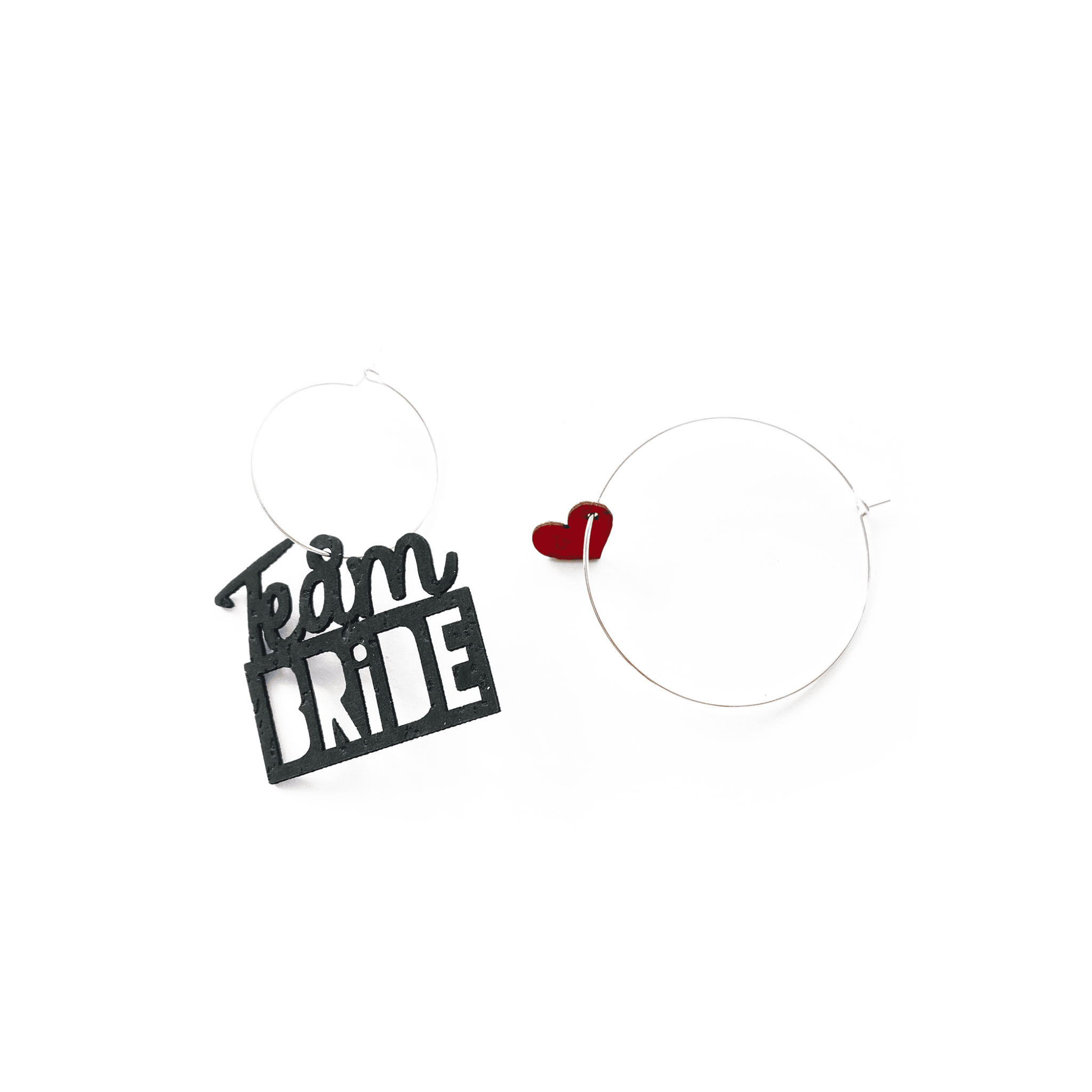 Boucles d'oreilles dépareillées Team Bride Essentiel : créole argentée charm texte noir et cœur rouge, bijou EVJF invitée artisanal rock fait en France.