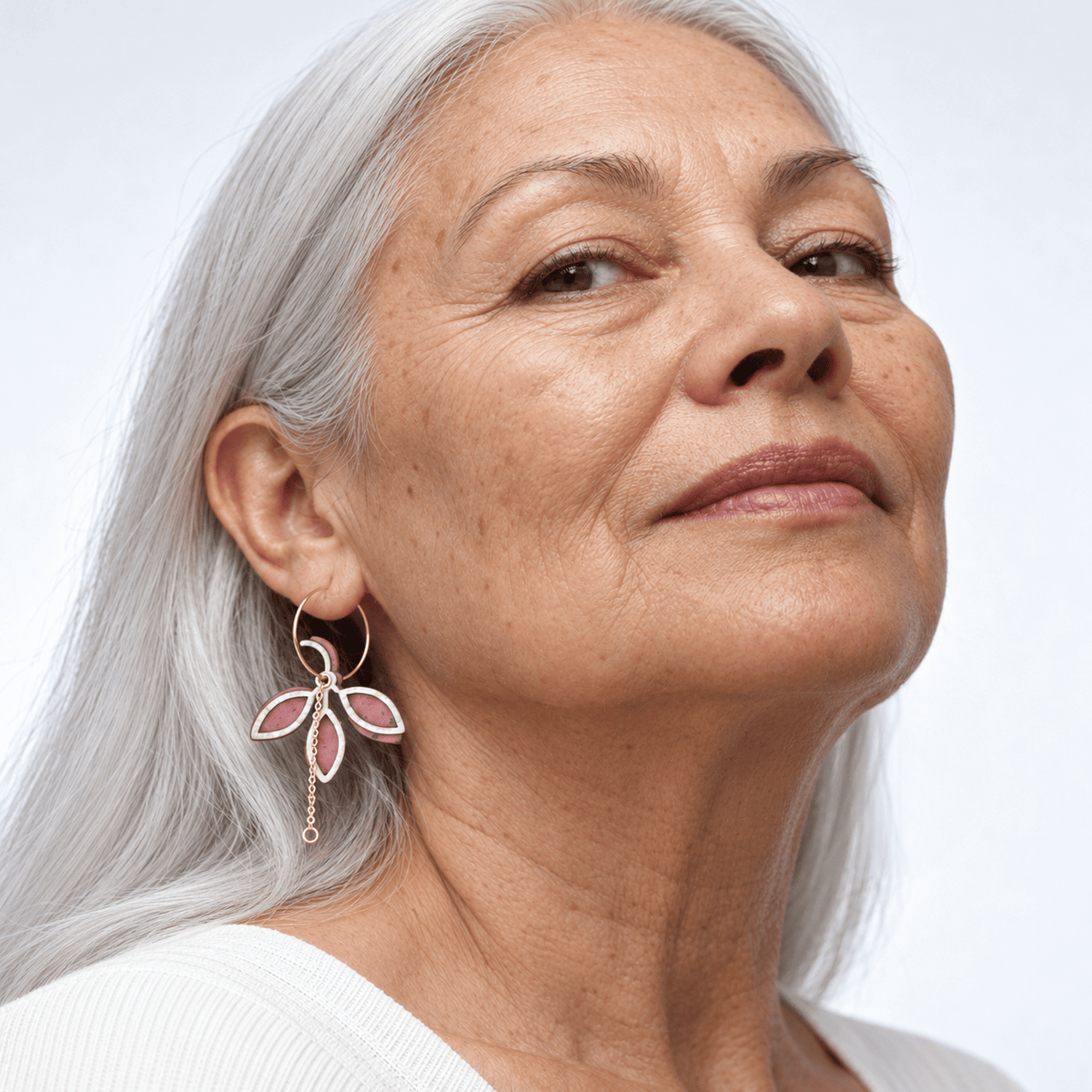 Boucles d'oreilles dépareillées pendantes Edith & Marcel kit Divine portées — branche liège rose et rosace florale beige interchangeables Matcha Bijoux