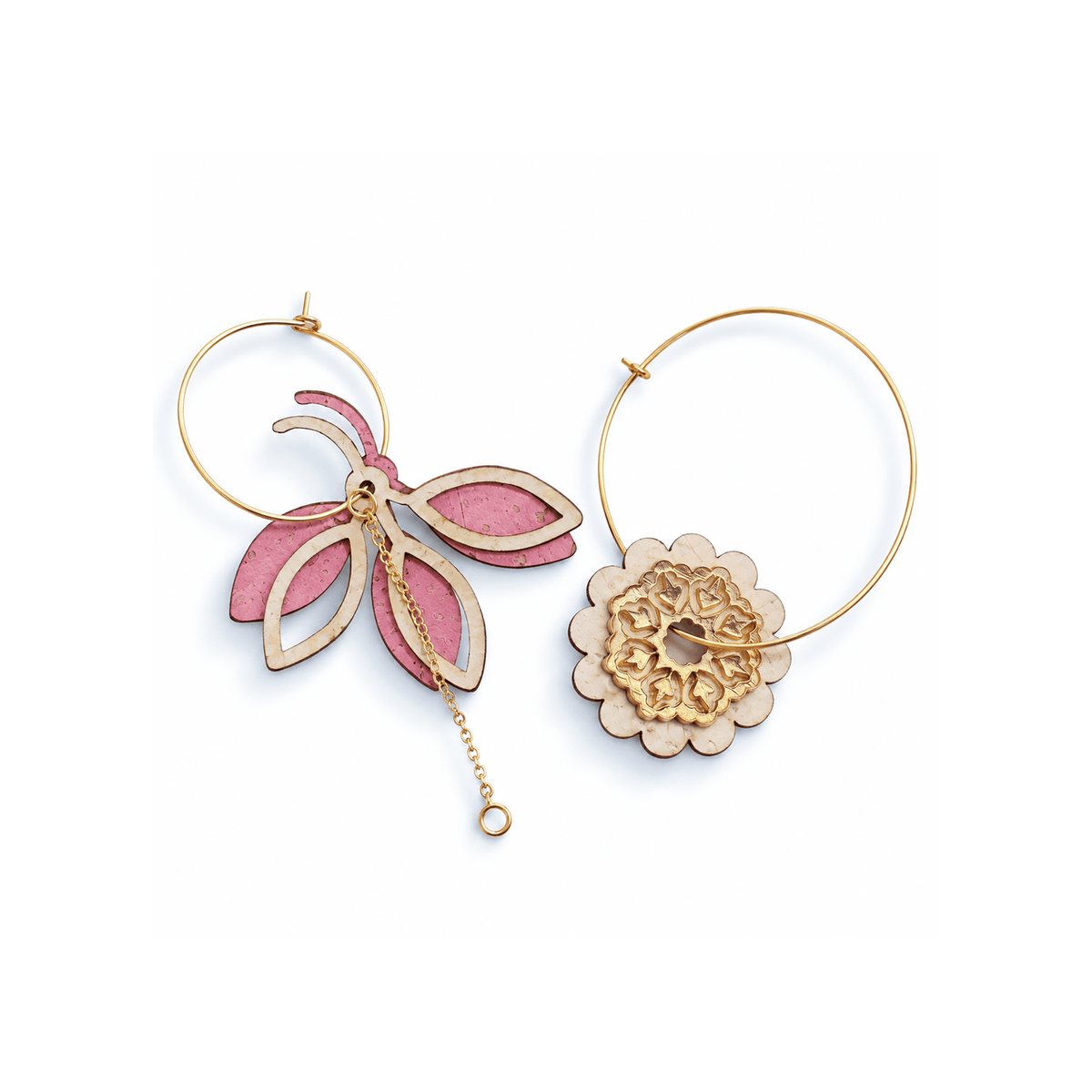Boucles d'oreilles dépareillées pendantes Edith & Marcel kit Divine — branche liège rose poudré chainette dorée et rosace florale beige asymétriques interchangeables Matcha Bijoux