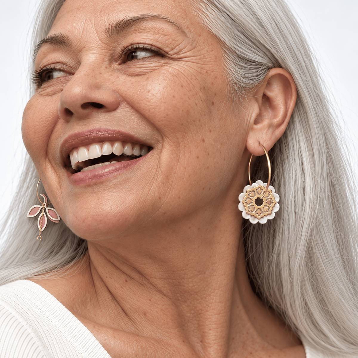 Boucles d'oreilles dépareillées pendantes Edith & Marcel kit Essentiel portées — branche liège rose et rosace florale beige asymétriques interchangeables Matcha Bijoux