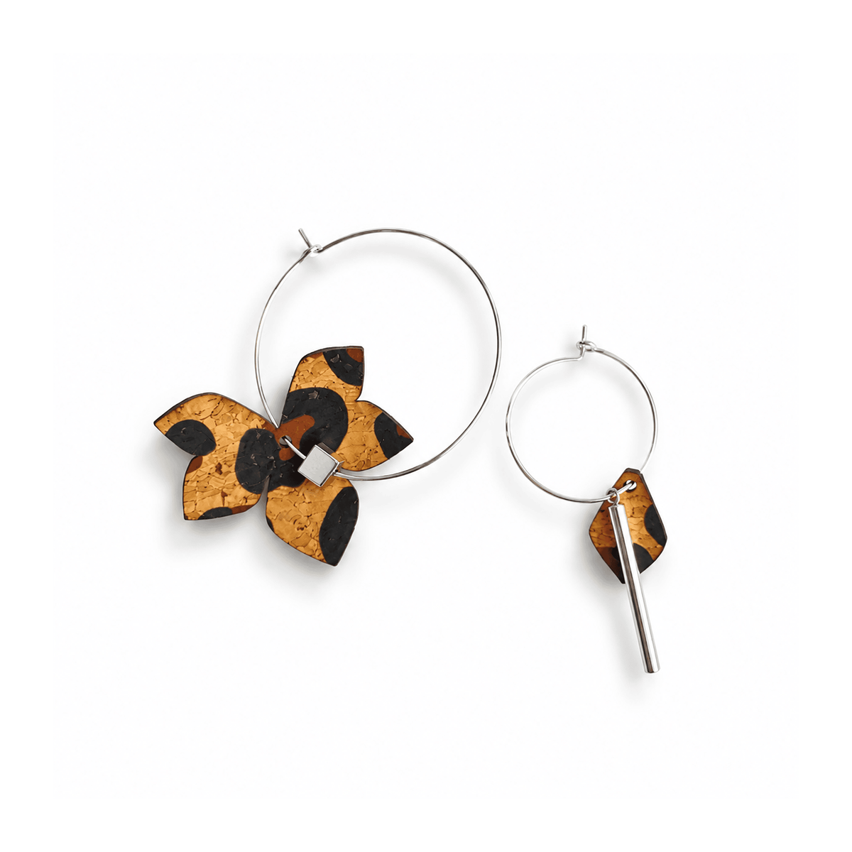 Boucles d'oreilles dépareillées Eve & Adam Glam, créoles en liège imprimé animalier et acier inoxydable argenté avec pampille