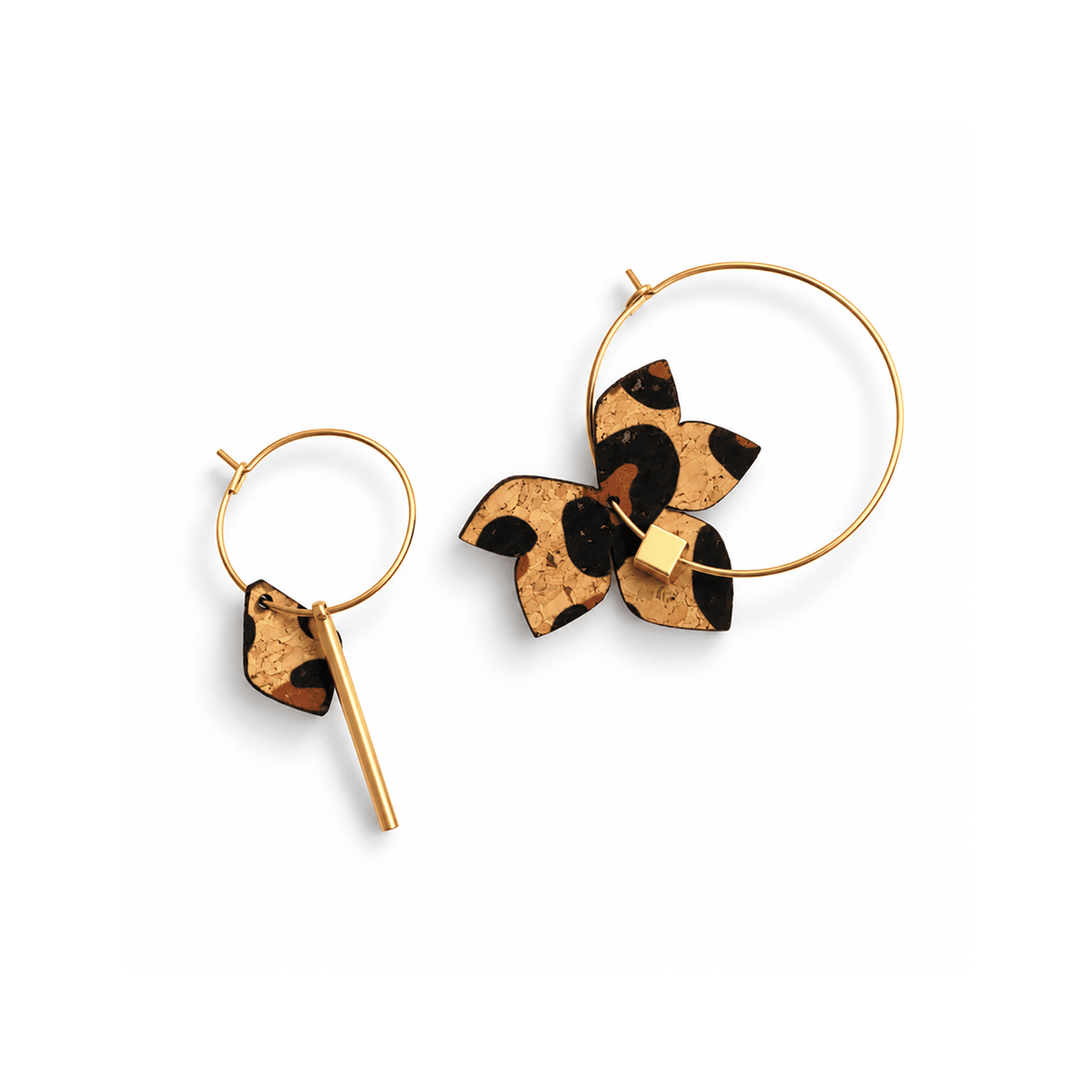Boucles d'oreilles dépareillées Eve & Adam Glam version dorée, créoles en liège imprimé animalier et acier inoxydable doré avec pampille