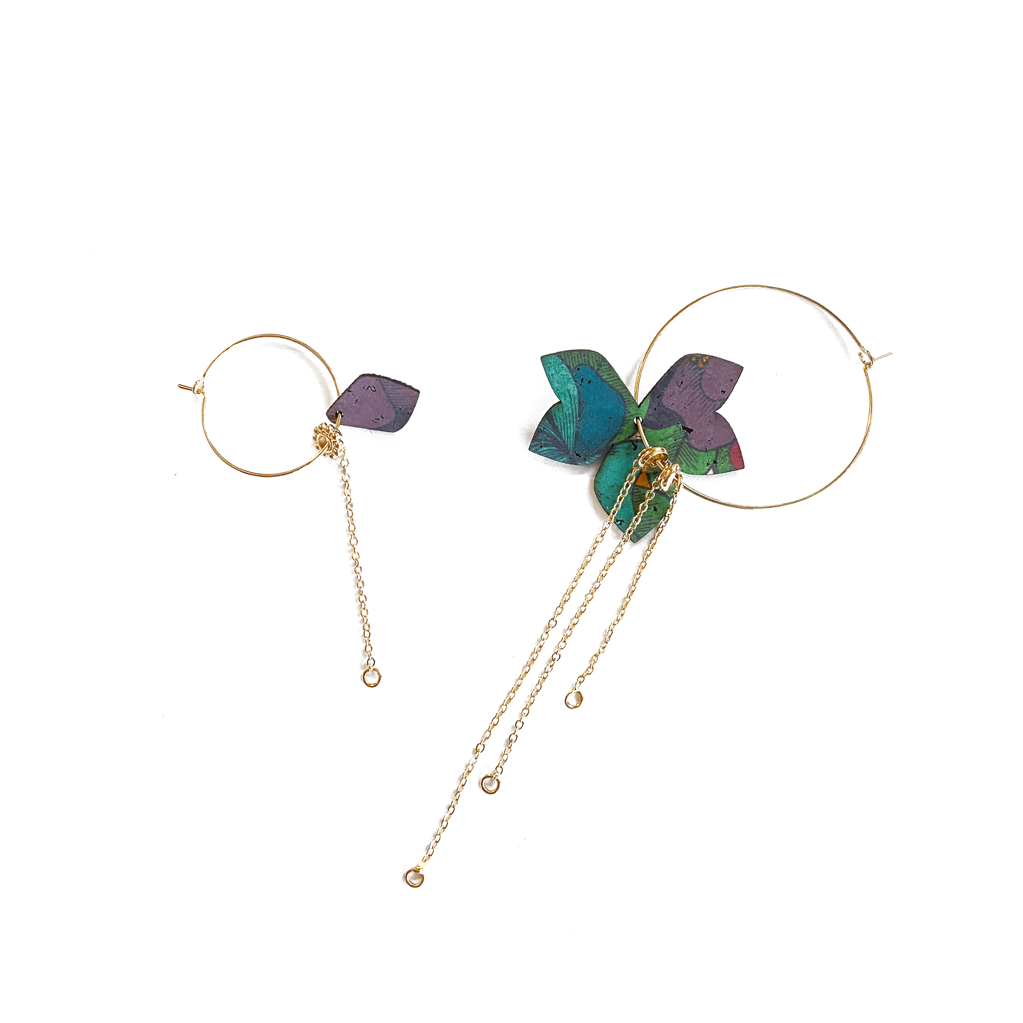 Boucles d'oreilles dépareillées Eve & Adam Primavera Divine Violet : créoles dorées liège violet et turquoise avec chainettes asymétriques, bijou édition limitée fait en France.