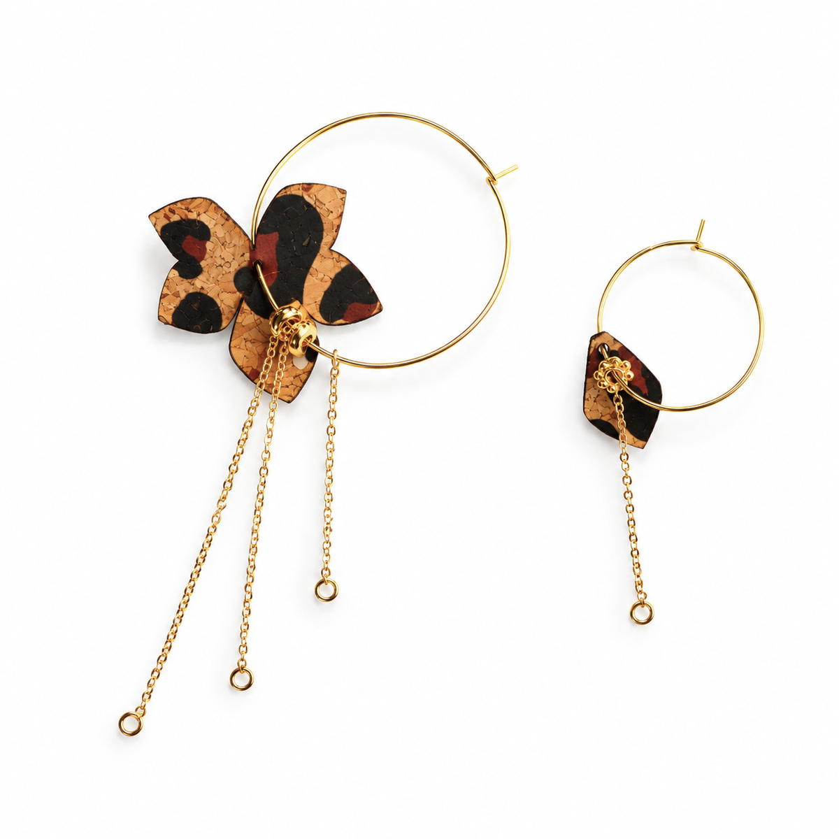 Boucles d'oreilles dépareillées Eve & Adam Savanna, créoles dorées en liège imprimé animalier avec chaînes pampilles, fabrication artisanale française