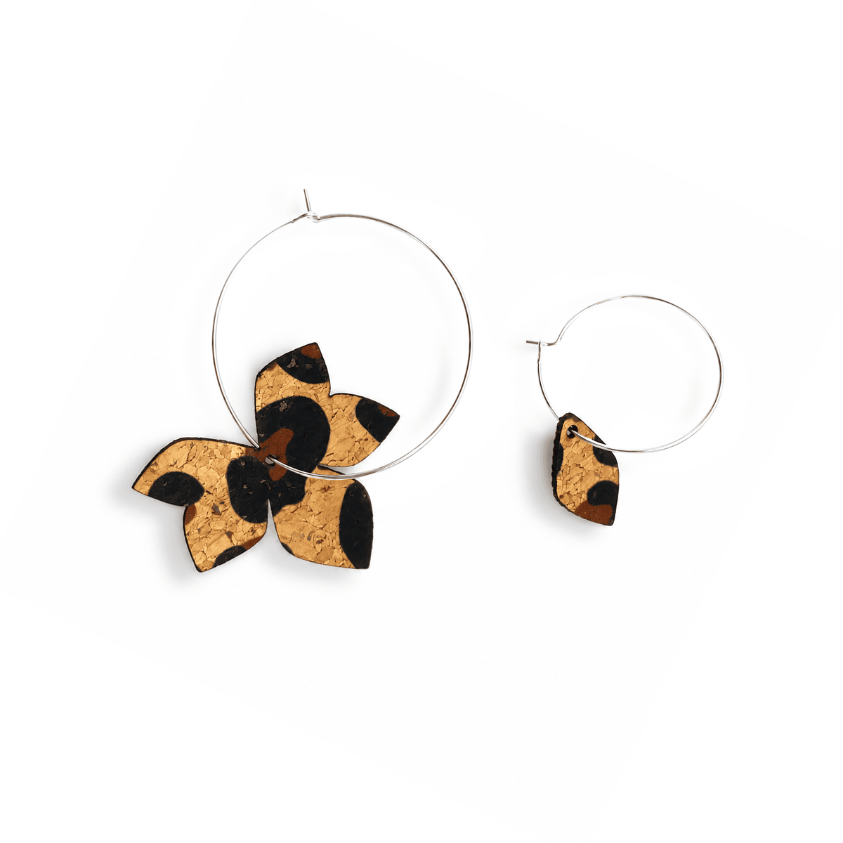 Boucles d'oreilles dépareillées Eve & Adam Divine savane, créoles en liège imprimé animalier et acier inoxydable, fabrication artisanale française