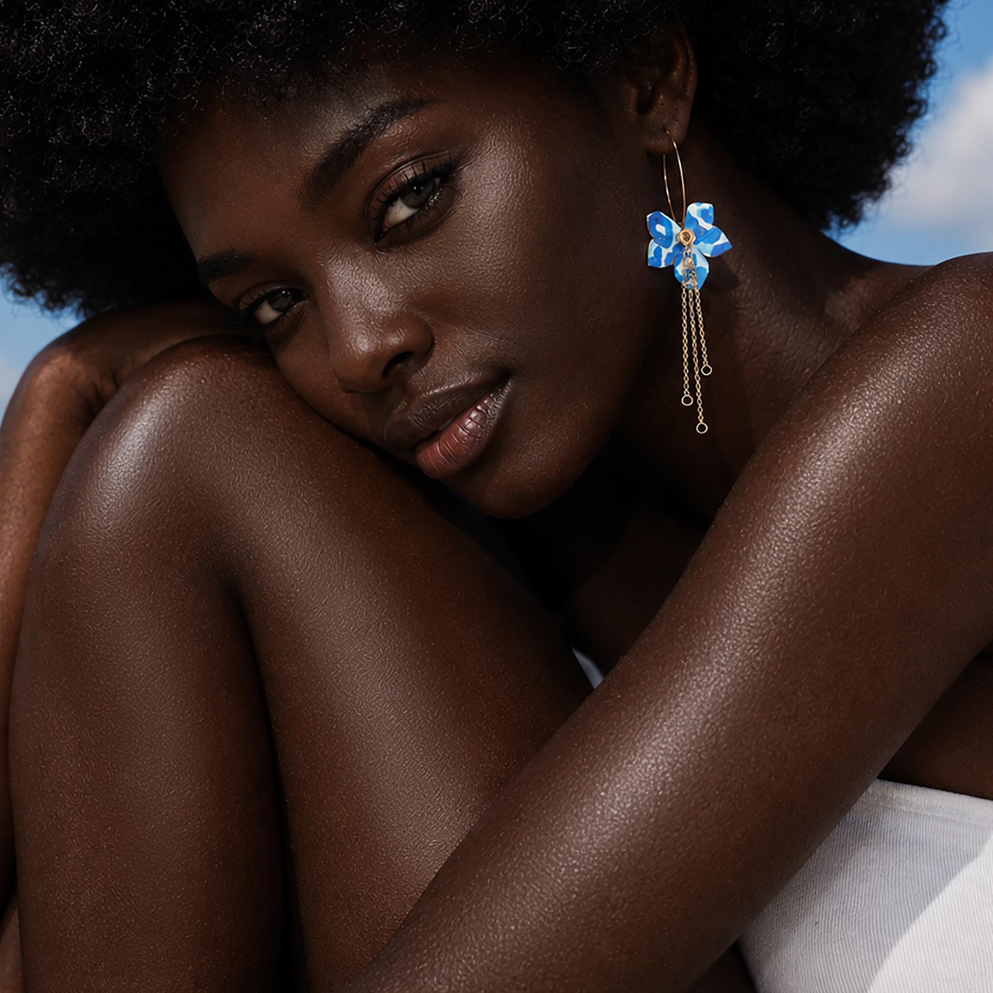 Boucles d'oreilles dépareillées Eve & Adam Tinos – créoles asymétriques liège imprimé bleu et or