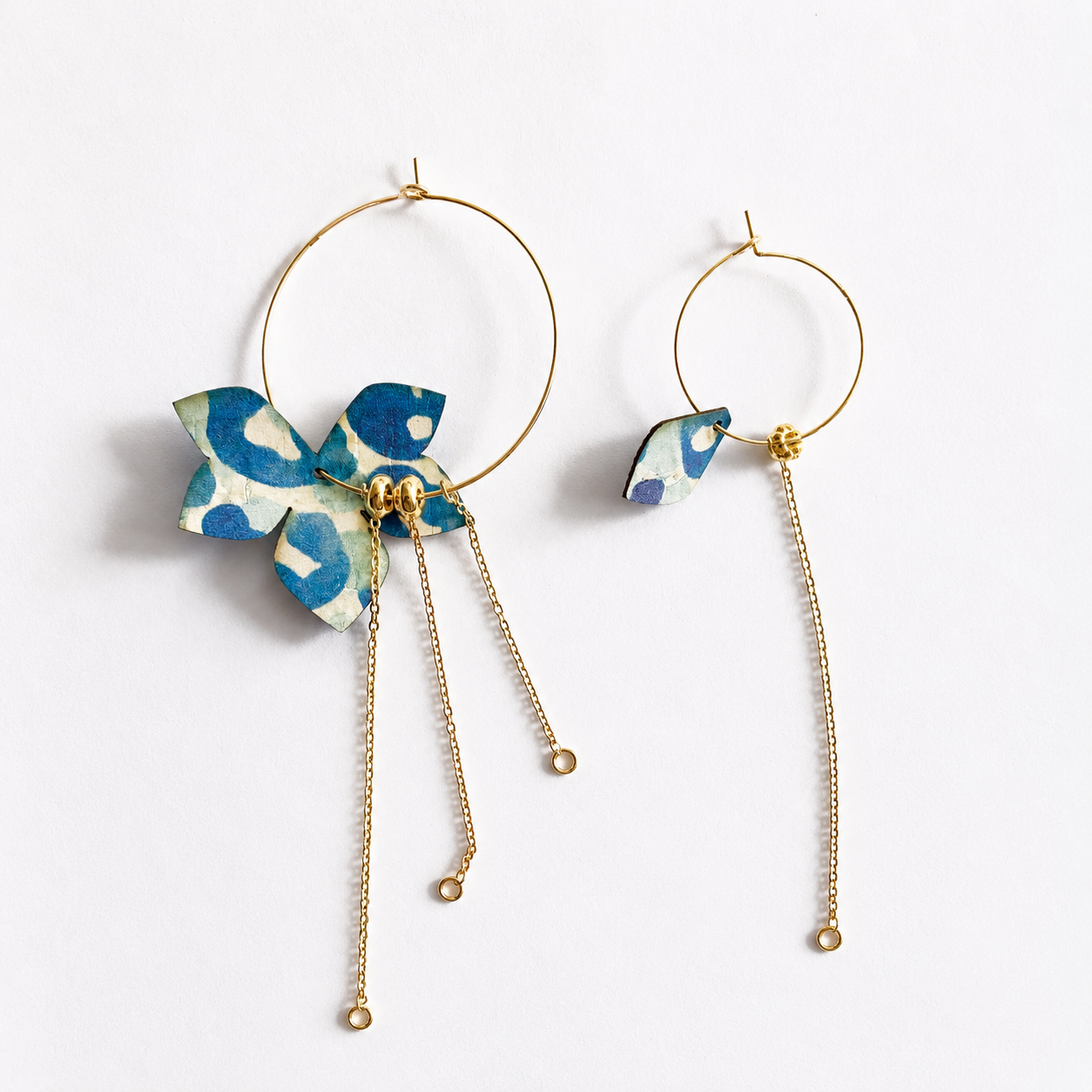 Boucles d'oreilles dépareillées Eve & Adam Tinos portées – créoles dorées liège bleu léopard Matcha Paris