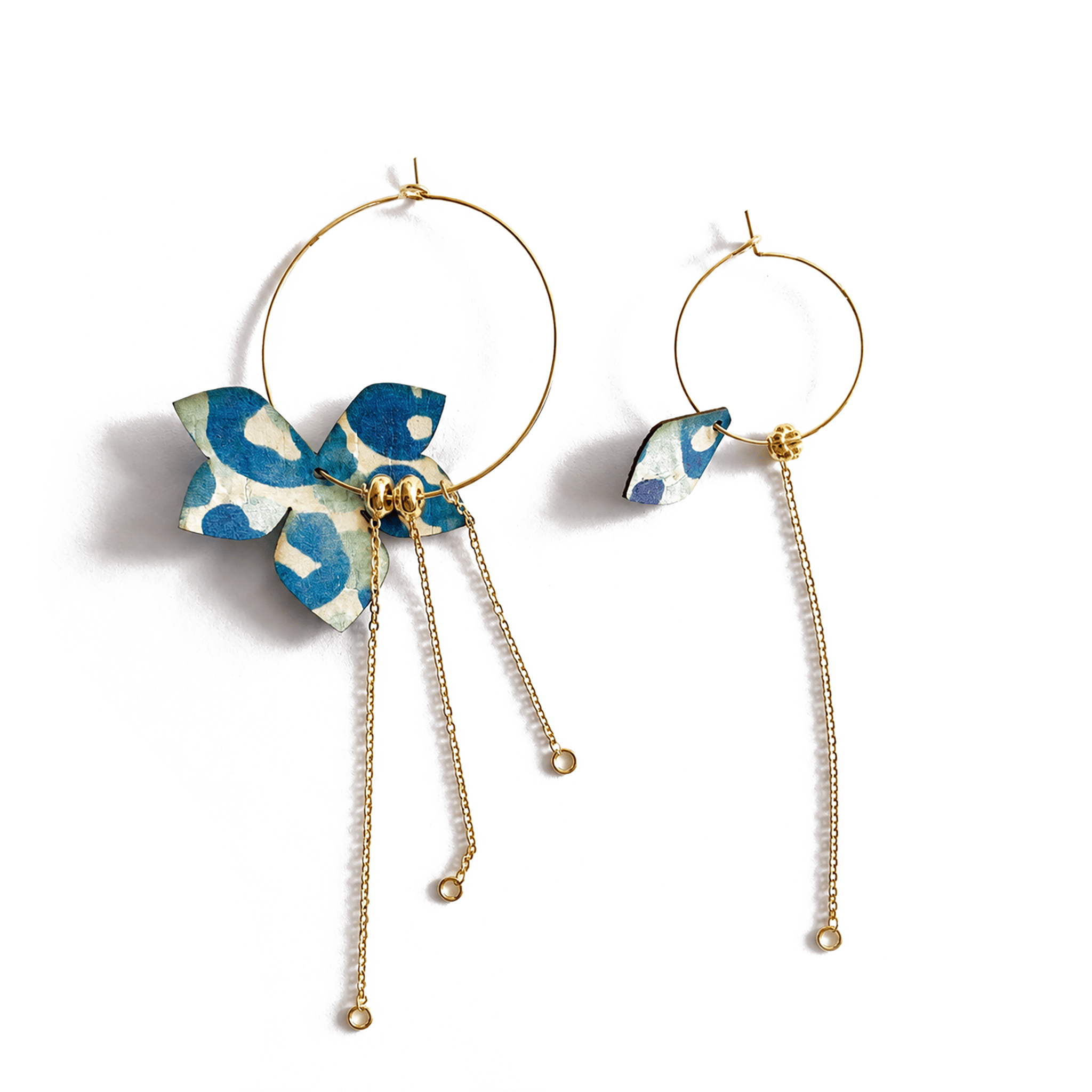 Boucles d'oreilles dépareillées Eve & Adam Tinos portées – créoles dorées liège bleu léopard Matcha Paris