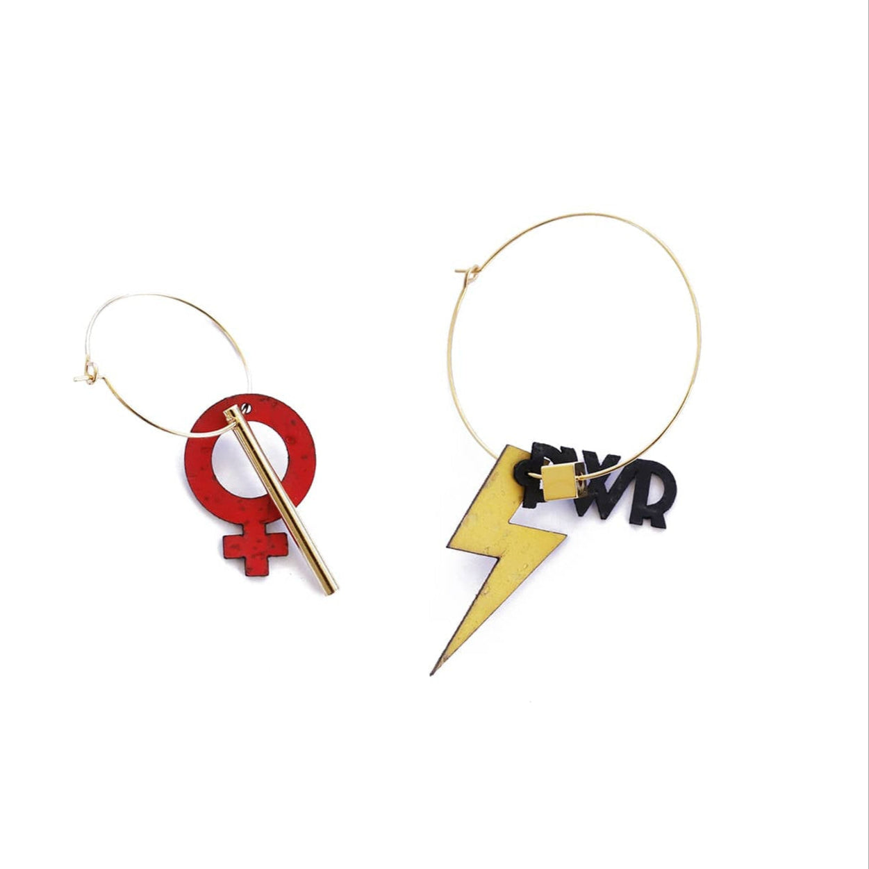 créoles dorées avec charm symbole féminin rouge et éclair PWR jaune, bijou féministe rock fait en France.