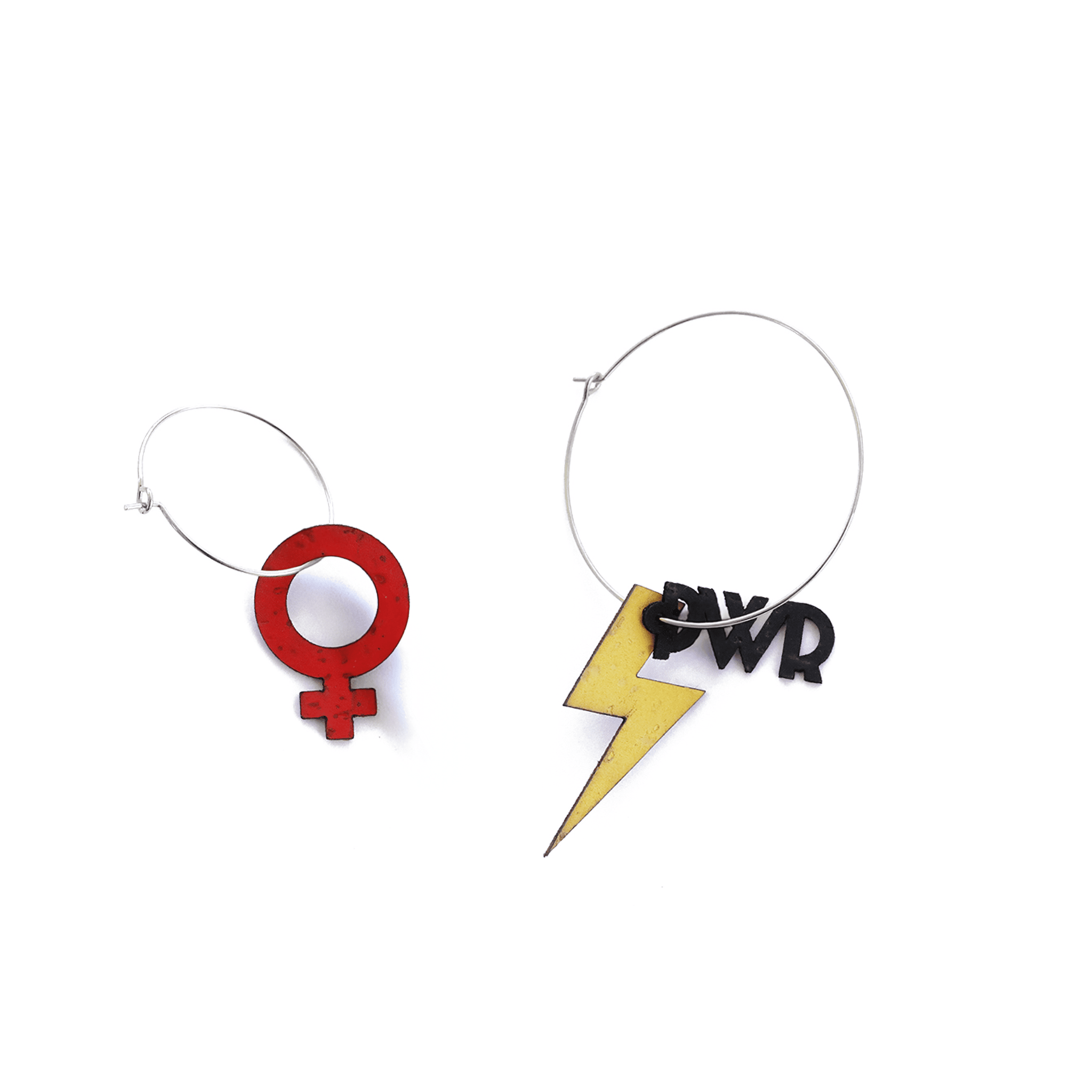 créoles argentées sans charm, symbole féminin rouge et éclair PWR jaune, bijou rock féministe artisanal.
