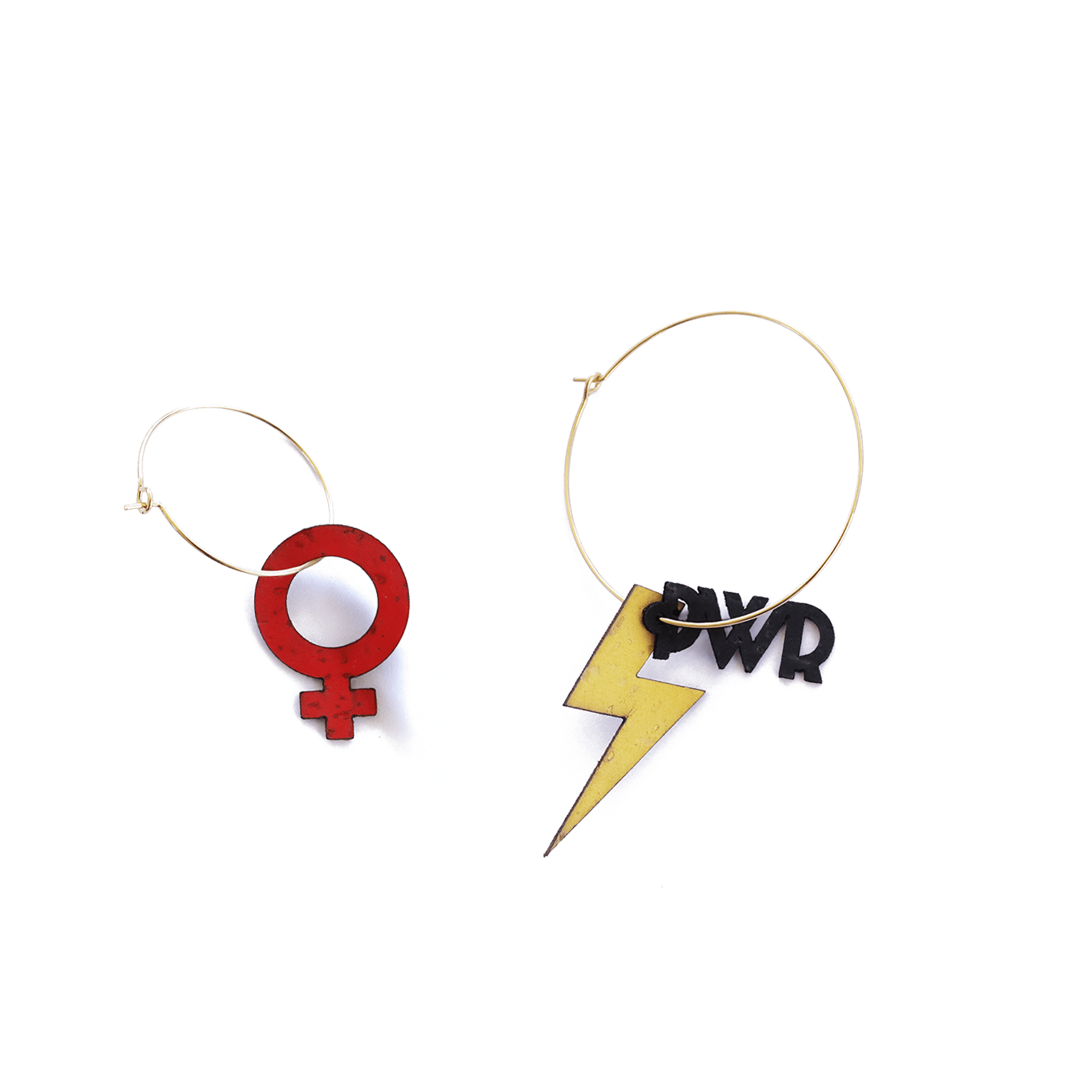 créoles dorées sans charm, symbole féminin rouge et éclair PWR jaune, bijou rock féministe artisanal.