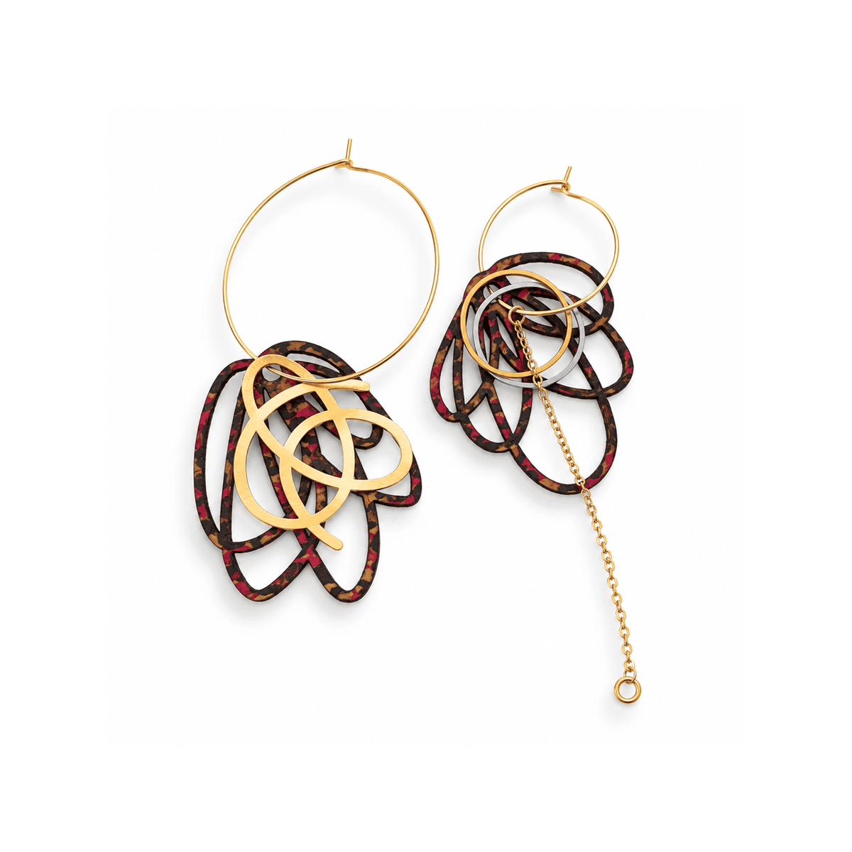 Boucles d'oreilles dépareillées Jane & Tarzan — liège ajouré léopard bordeaux et nœud doré sur créoles, chainette pendante, Matcha Bijoux