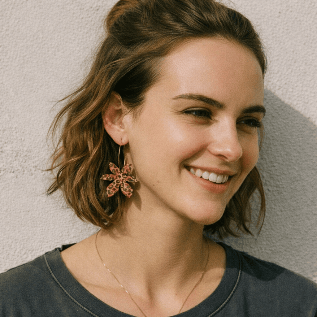 Modèle portant des boucles d’oreilles créoles dépareillées Brangelina Pink Leo, en motif léopard rose, création artisanale française Matcha Paris.