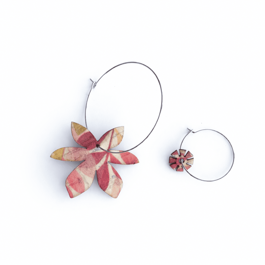 Une paire iconique et assumée.
Les boucles d’oreilles Brangelina Botanica jouent la carte du dépareillé avec élégance : une fleur graphique d’un côté, une ligne minimaliste de l’autre.
Inspirées du végétal, découpées avec précision, elles mêlent couleurs botaniques et formes franches pour un bijou qui ne passe jamais inaperçu.