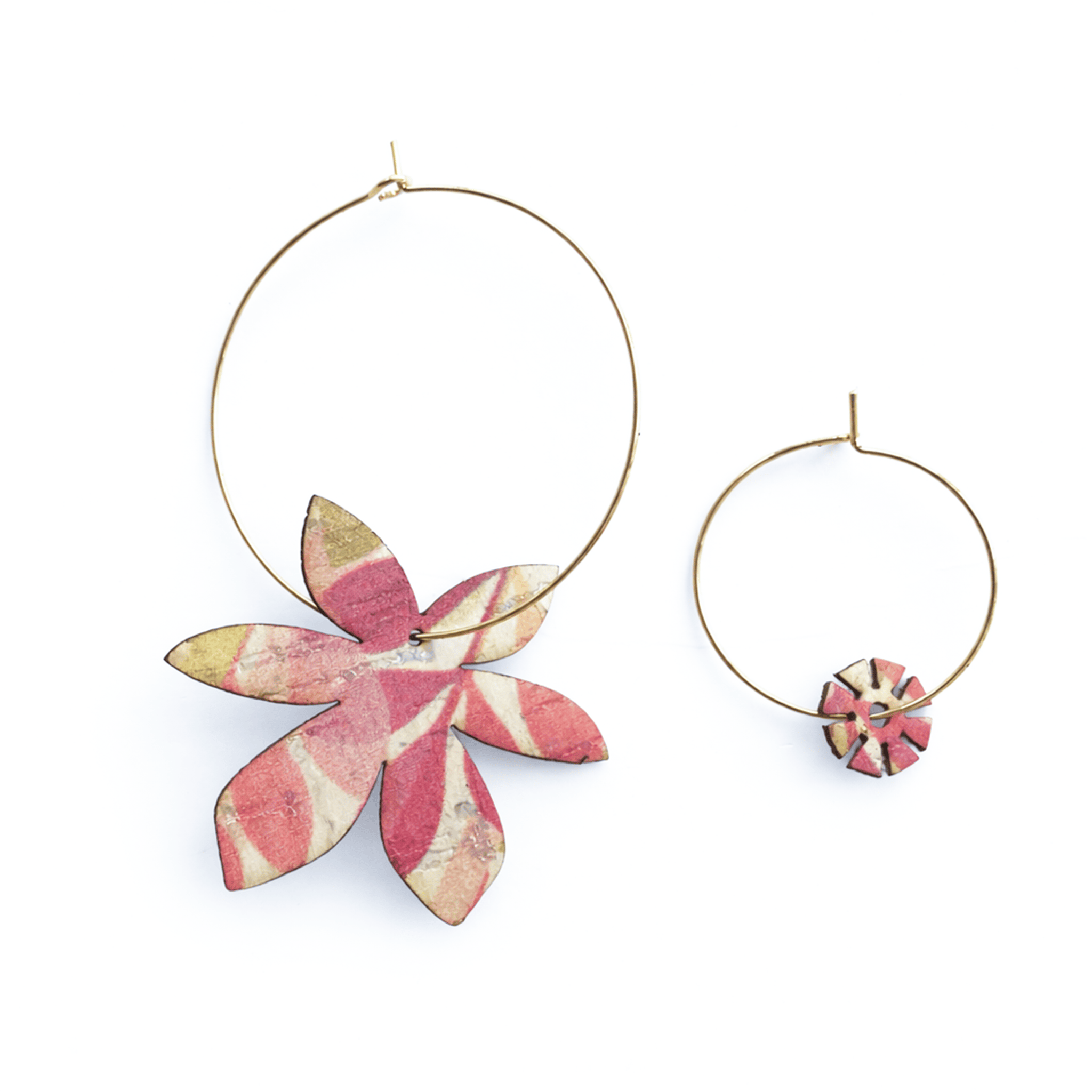 Une paire iconique et assumée.
Les boucles d’oreilles Brangelina Botanica jouent la carte du dépareillé avec élégance : une fleur graphique d’un côté, une ligne minimaliste de l’autre.
Inspirées du végétal, découpées avec précision, elles mêlent couleurs botaniques et formes franches pour un bijou qui ne passe jamais inaperçu.