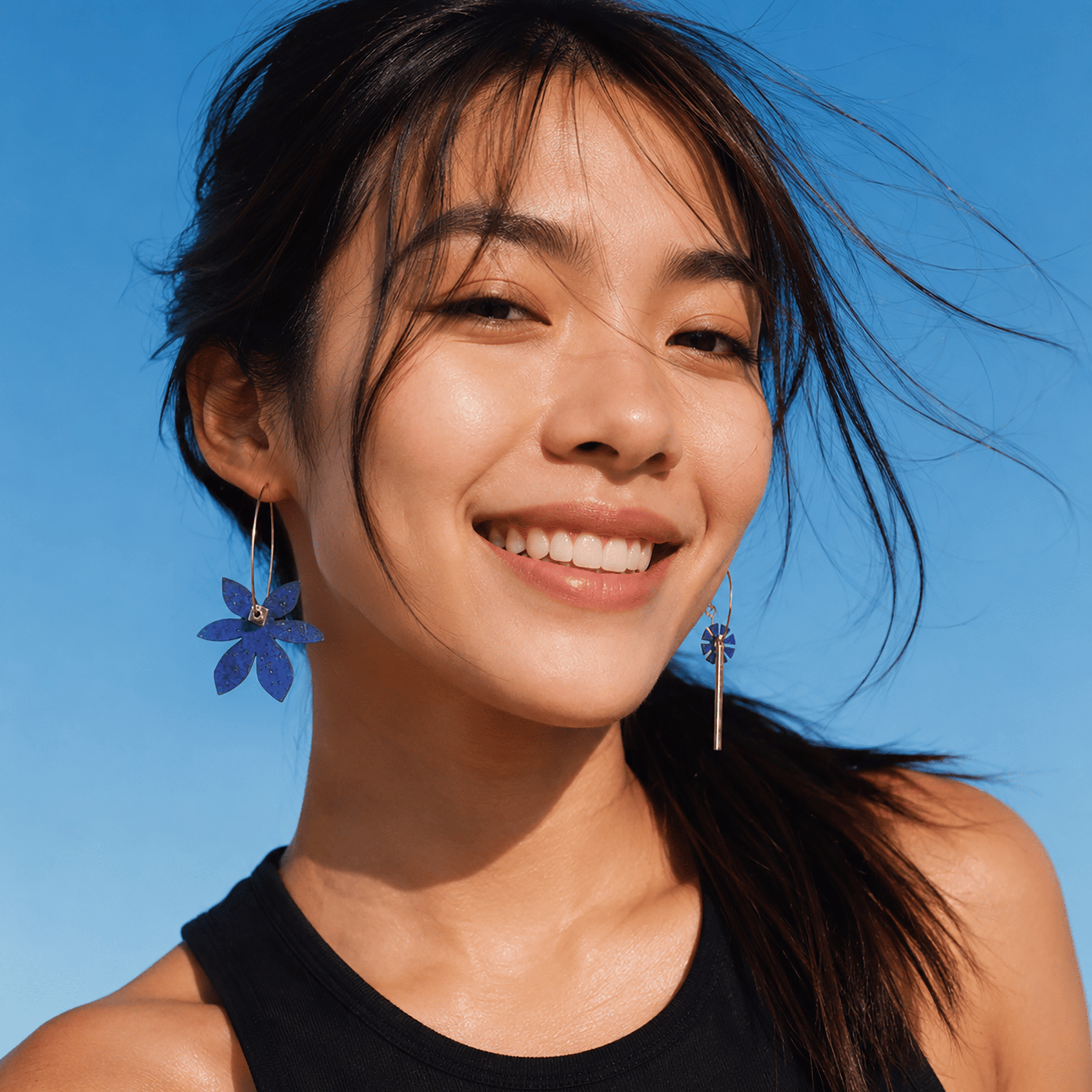 Boucles d oreilles fantaisie femme portées avec créole dorée et breloque fleur bleu indigo, bijou original asymétrique et coloré look mode femme