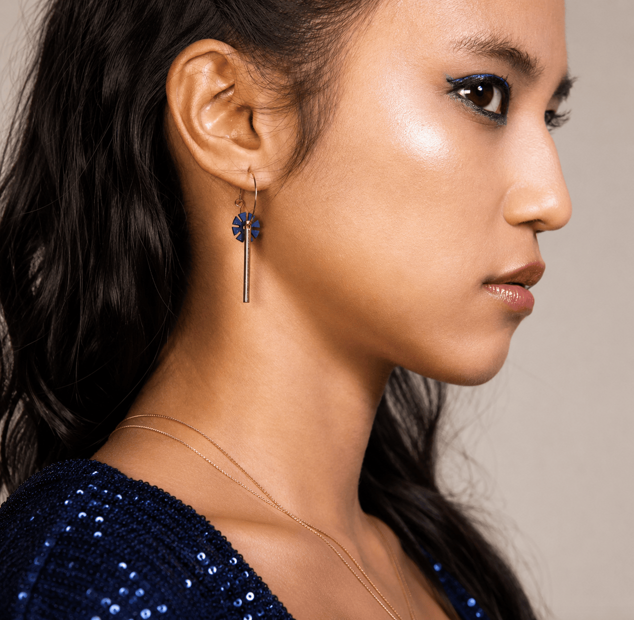 Boucles d oreilles fantaisie femme bleue portées avec créole dorée et breloque fleur bleu indigo, bijou original asymétrique et coloré look mode femme