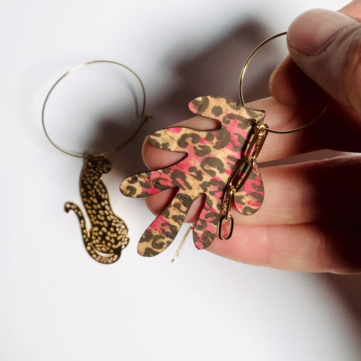 Boucles d'oreilles dépareillées Bagheera & Flower — breloque liège léopard bordeaux et guépard doré — Matcha Bijoux