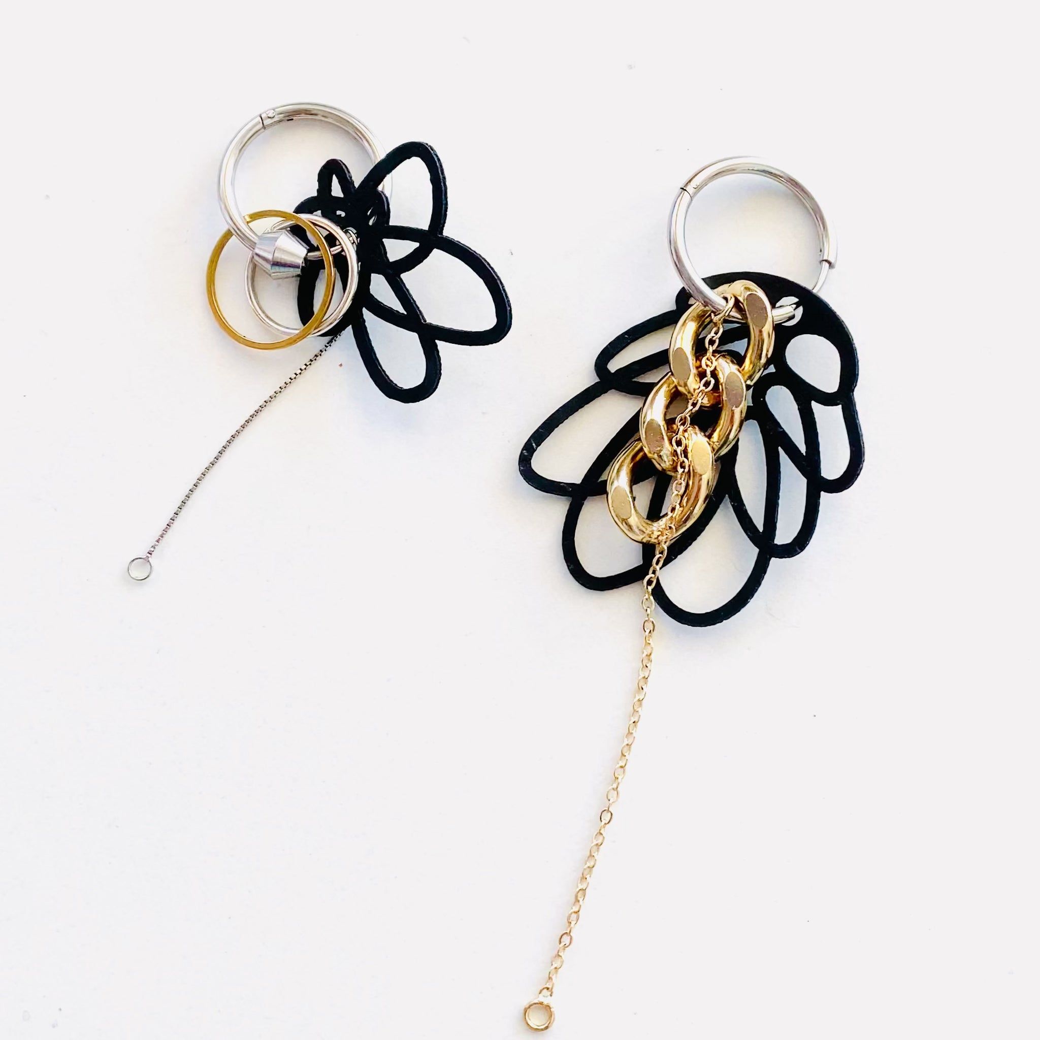 Video boucles d oreilles fantaisie depareillees femme asymetriques avec creoles argent, breloques noires design et chaine doree en mouvement, bijou createur original style moderne et affirmé
