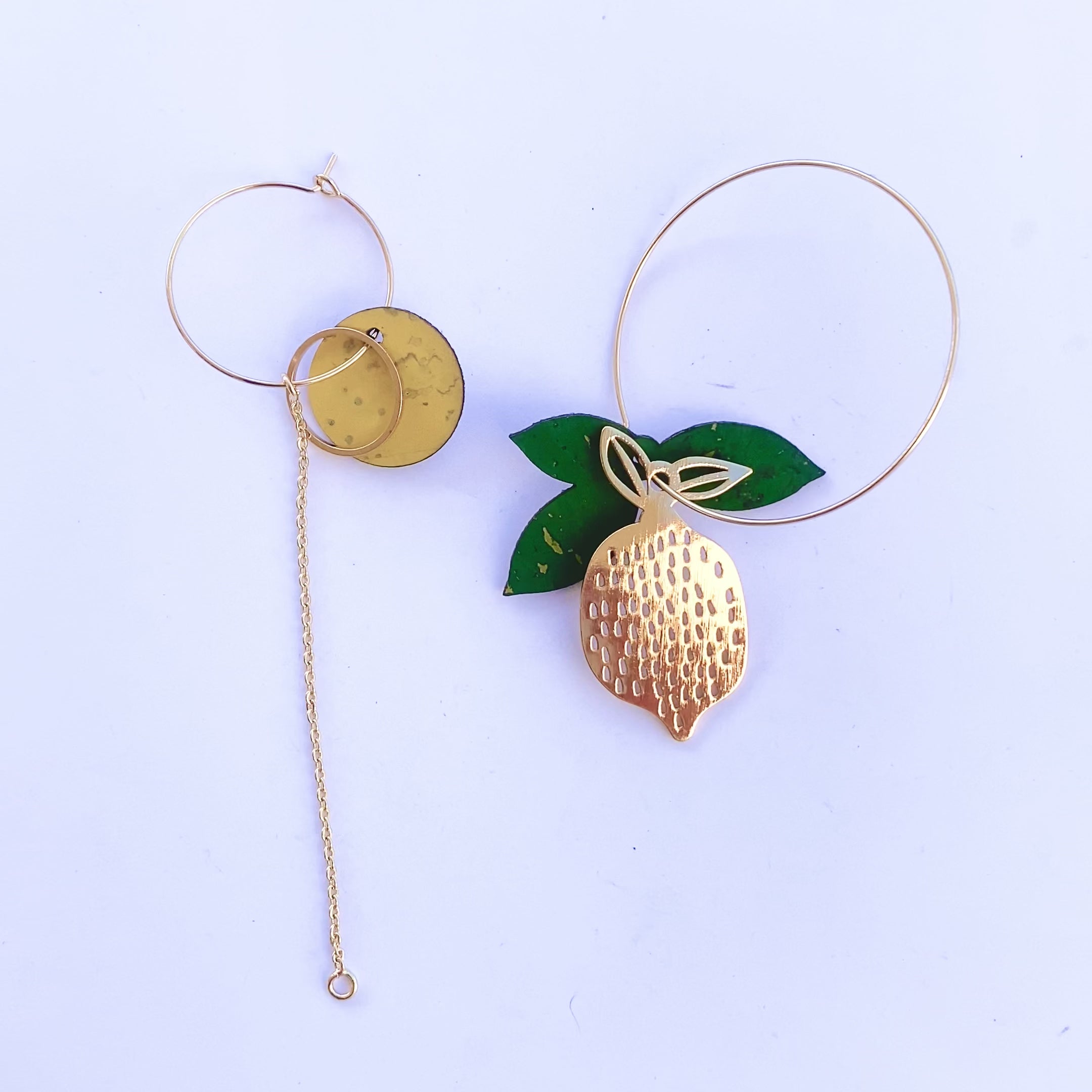 Boucles d'oreilles dépareillées colorées citron jaune et feuilles vertes pour l'été