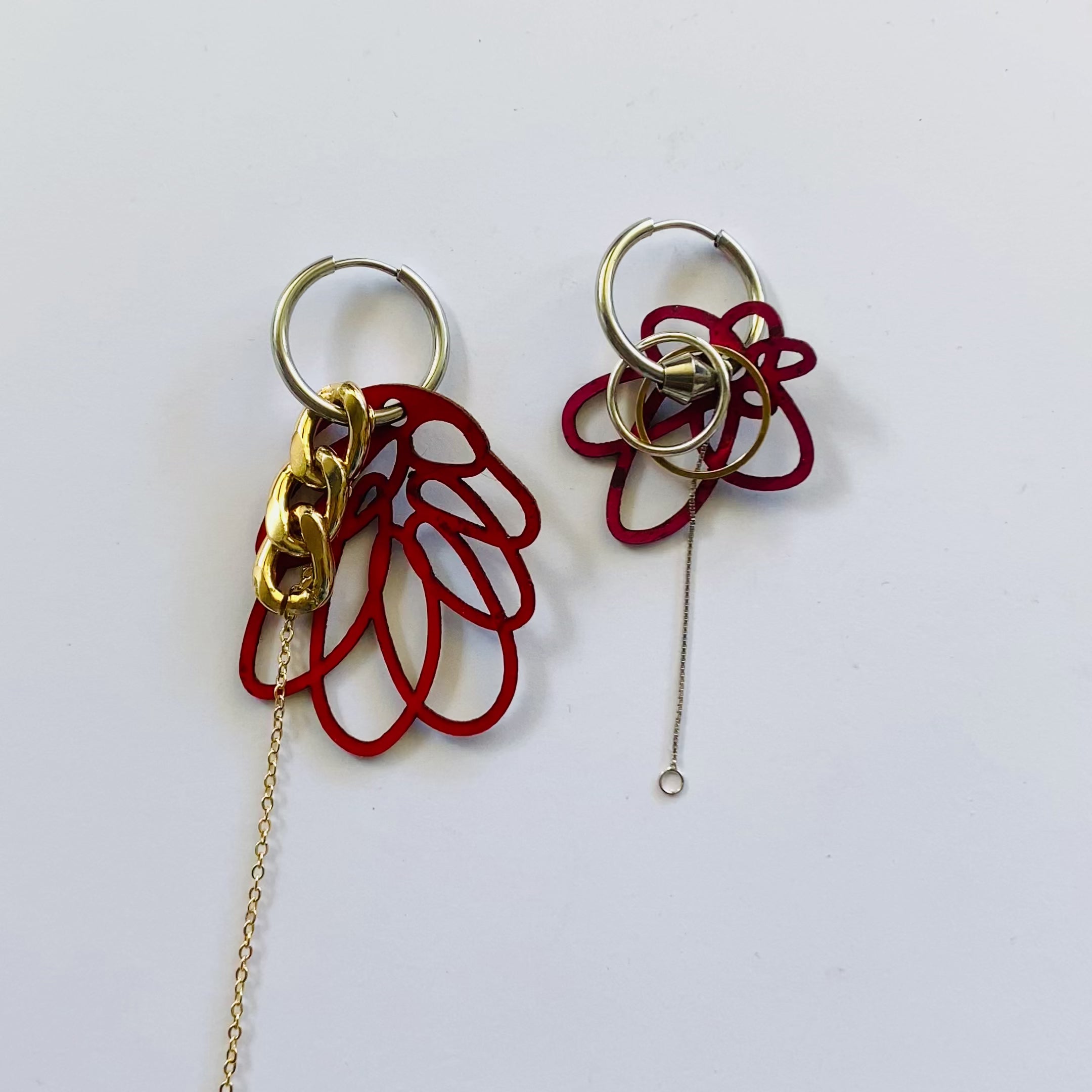 Boucles d'oreilles dépareillées Vanessa & Ben édition Pink portées en look festival, créole liège rose et chainette argentée, bijou rock artisanal fait en France.