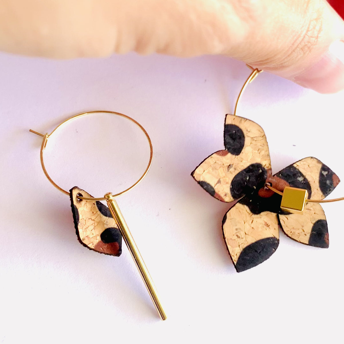 Boucles d'oreilles dépareillées Eve & Adam Glam, créoles en liège imprimé animalier et acier inoxydable argenté avec pampilles