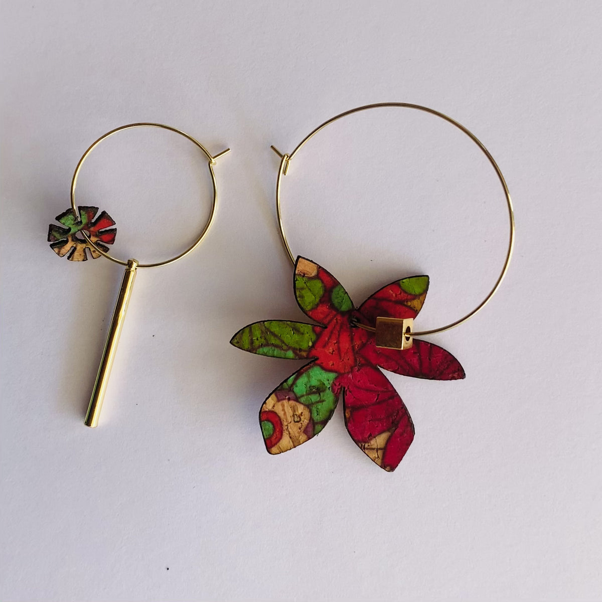 Les boucles d'oreilles dépareillées Brangelina Sienna, créoles dorées et breloque fleur en liège rouge et vert, bijou fantaisie tendance