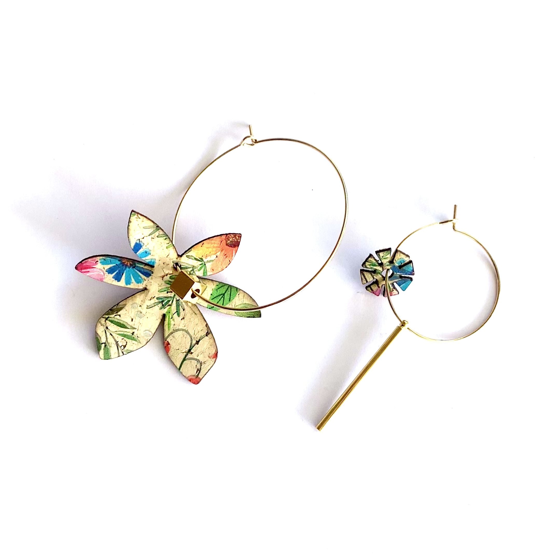 Boucles d'oreilles dépareillées Brangelina Champêtre créoles liège imprimé floral Matcha Bijoux