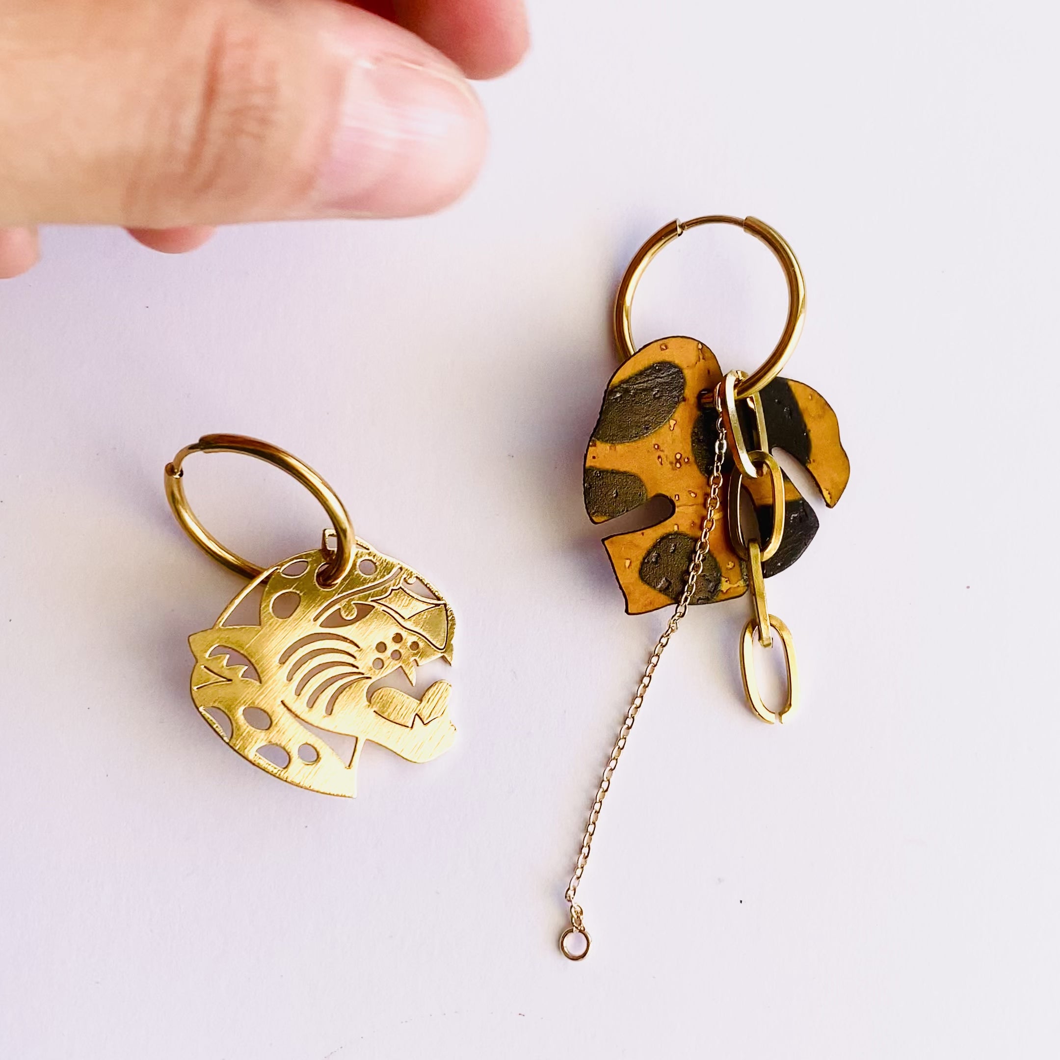Vidéo boucles d'oreilles dépareillées Amal & George — tête de tigre acier doré et monstera liège ocre créoles 22mm Matcha Paris