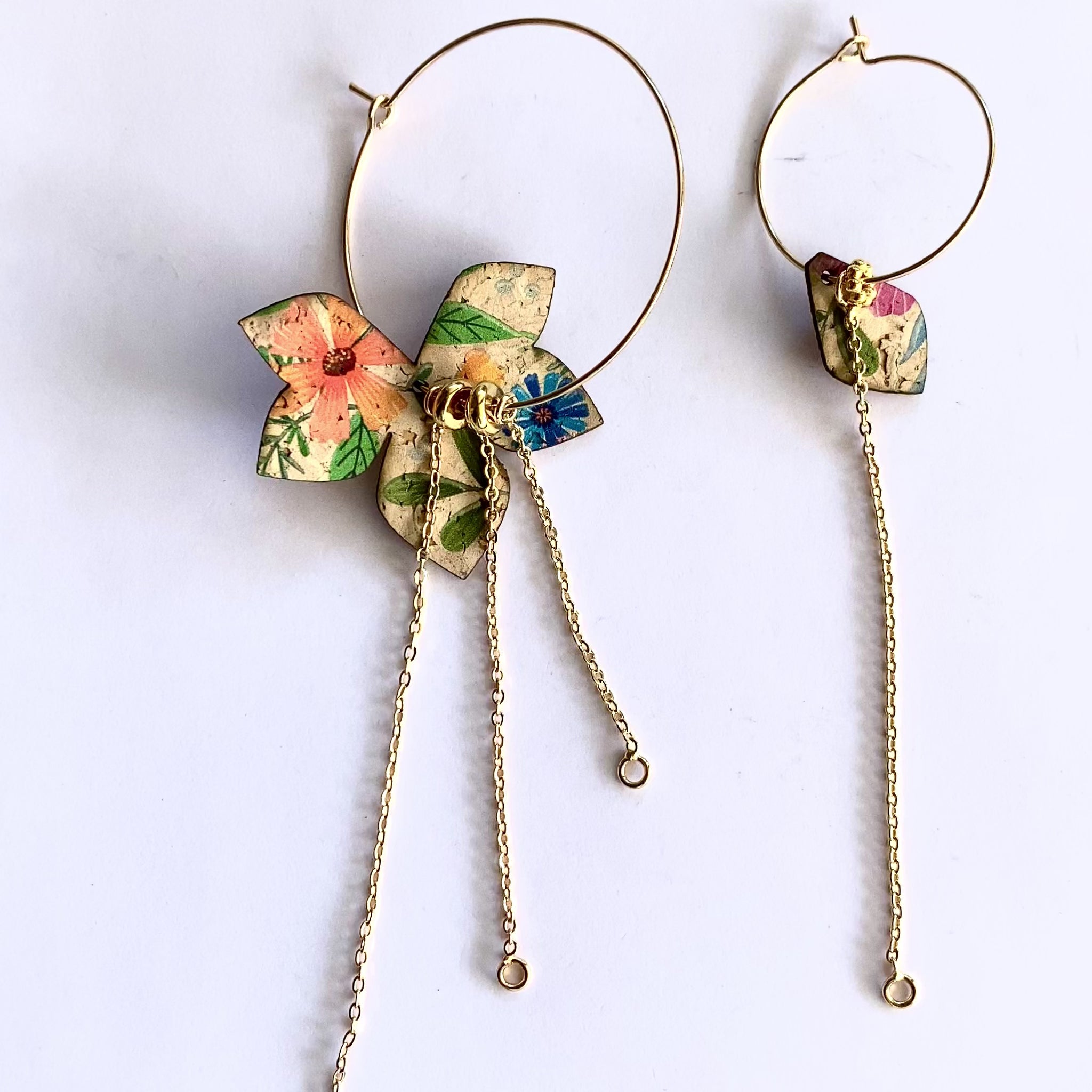 Boucles d'oreilles dépareillées Eve & Adam Champêtre Divine : créoles dorées liège motif fleuri avec chainettes asymétriques, bijou édition limitée fait en France.