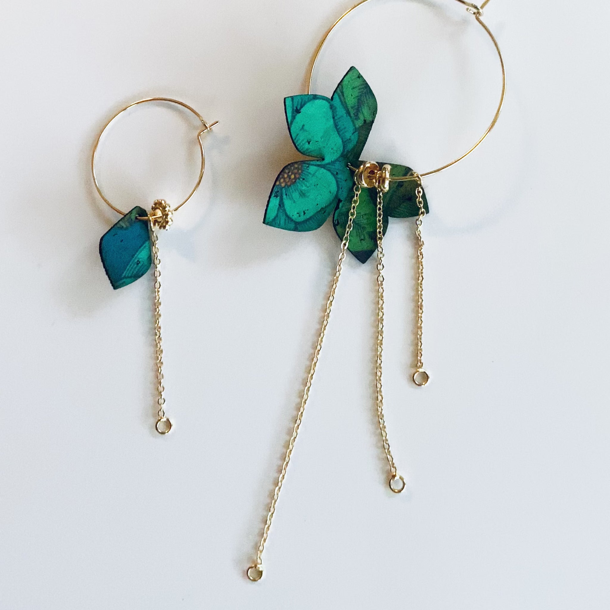 Boucles d'oreilles dépareillées Eve & Adam Primavera Divine turquoise : créoles dorées liège violet et turquoise avec chainettes asymétriques, bijou édition limitée fait en France.