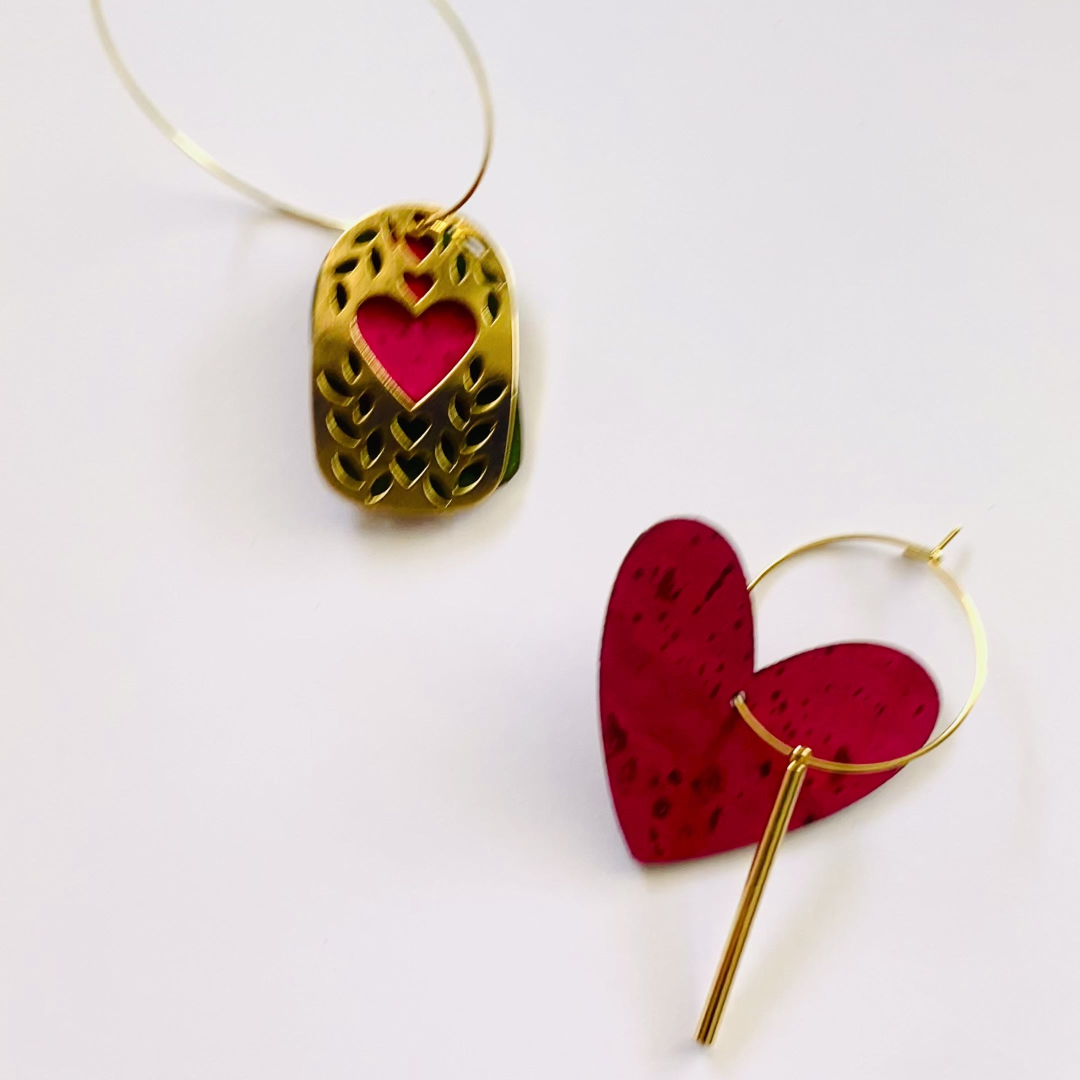 Vidéo boucles d'oreilles dépareillées pendantes Blake & Ryan — plaque dorée ajourée et cœur liège rose fuchsia asymétriques interchangeables Matcha Bijoux