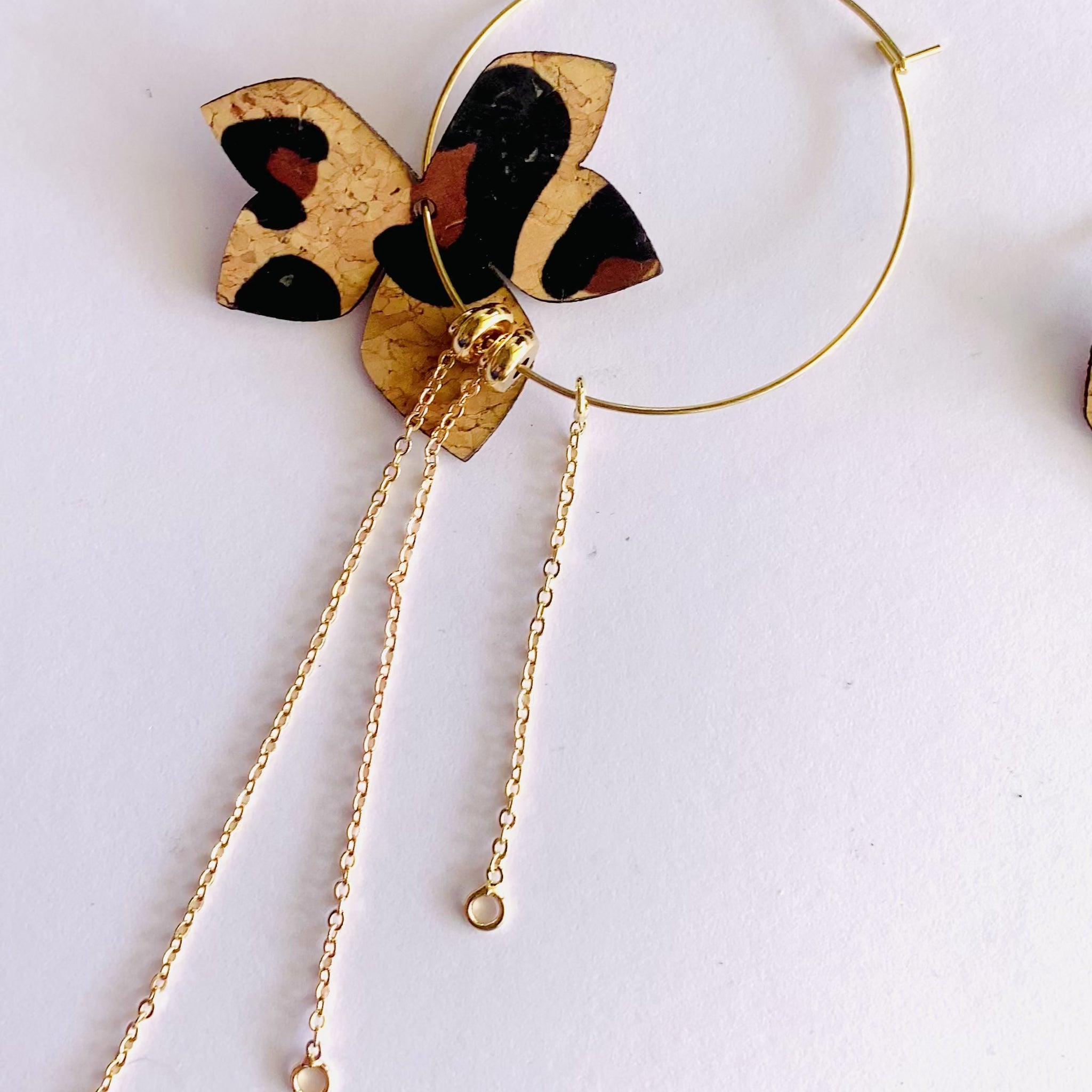 Boucles d'oreilles dépareillées Eve & Adam kit divine, créoles en liège imprimé animalier et acier inoxydable argenté avec pampilles, breloques et chainettes