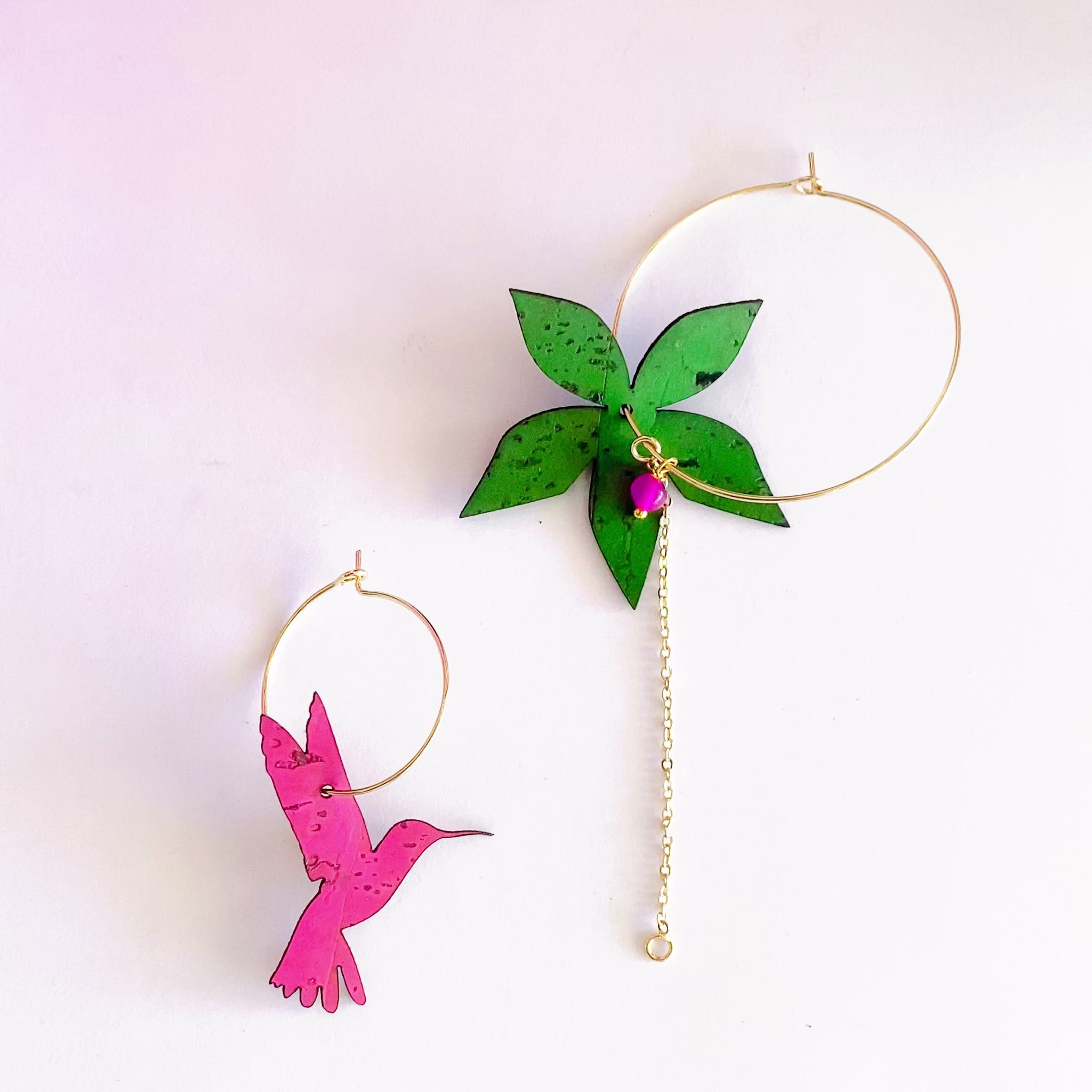 boucles d'oreilles colorées dépareillées en liège motif fleur et colibri made in France