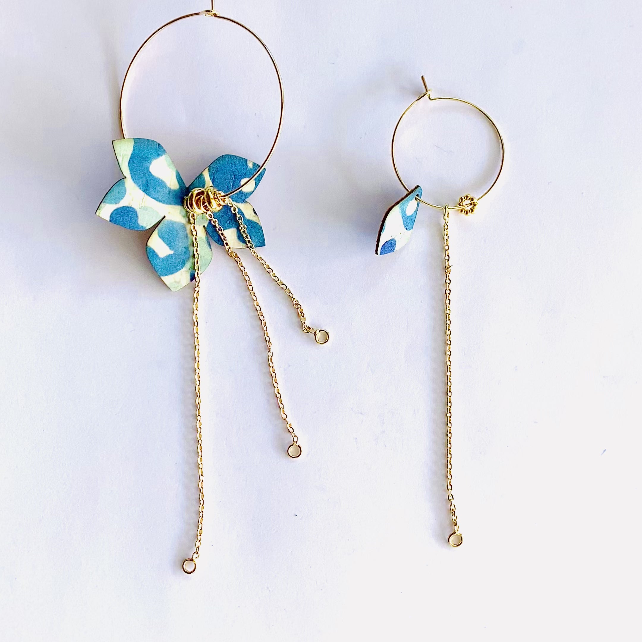 Boucles d'oreilles dépareillées Eve & Adam Tinos – créoles asymétriques liège imprimé bleu et or