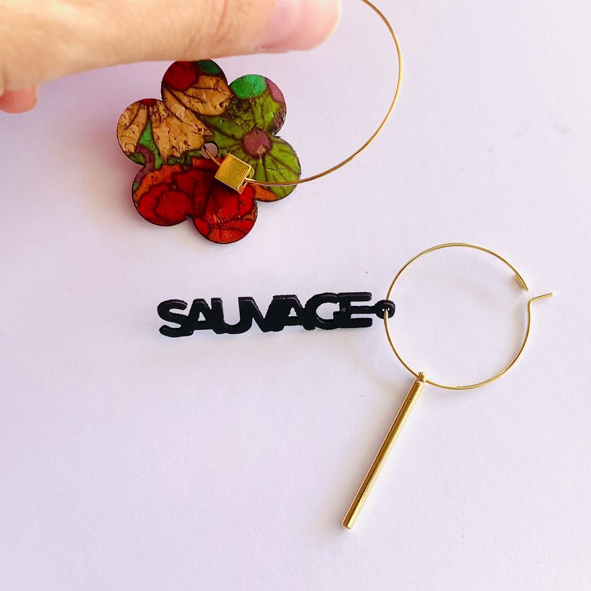 Boucles d'oreilles dépareillées pendantes Fleur Sauvage Sienna portées — fleur liège imprimé rouge orange vert créoles dorées asymétriques artisanales Matcha Bijoux