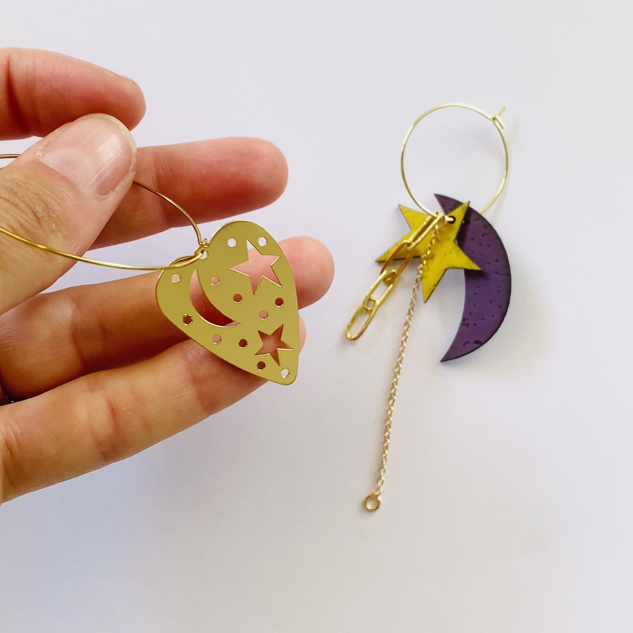 Boucles d'oreilles dépareillées Artémis & Orion, cœur doré ajouré et lune violette liège avec étoile jaune, Matcha Bijoux