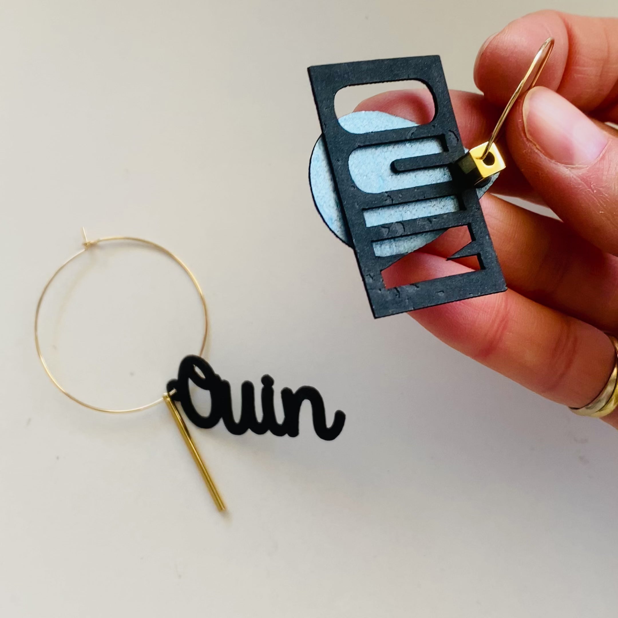 BOucles d'oreilles déprareillées féministes