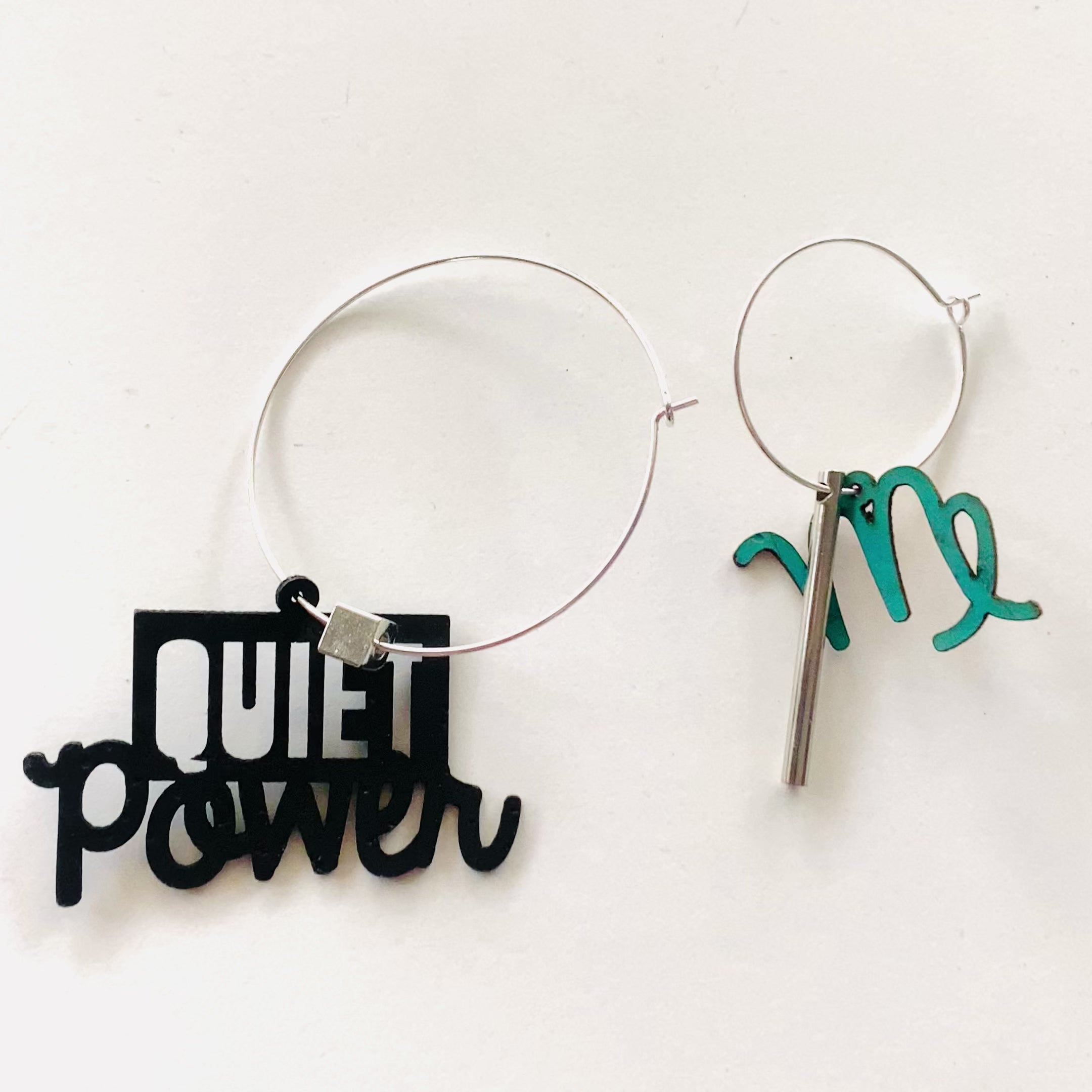 Boucles d’oreilles signe astro, créoles dépareillées avec message Quiet power.